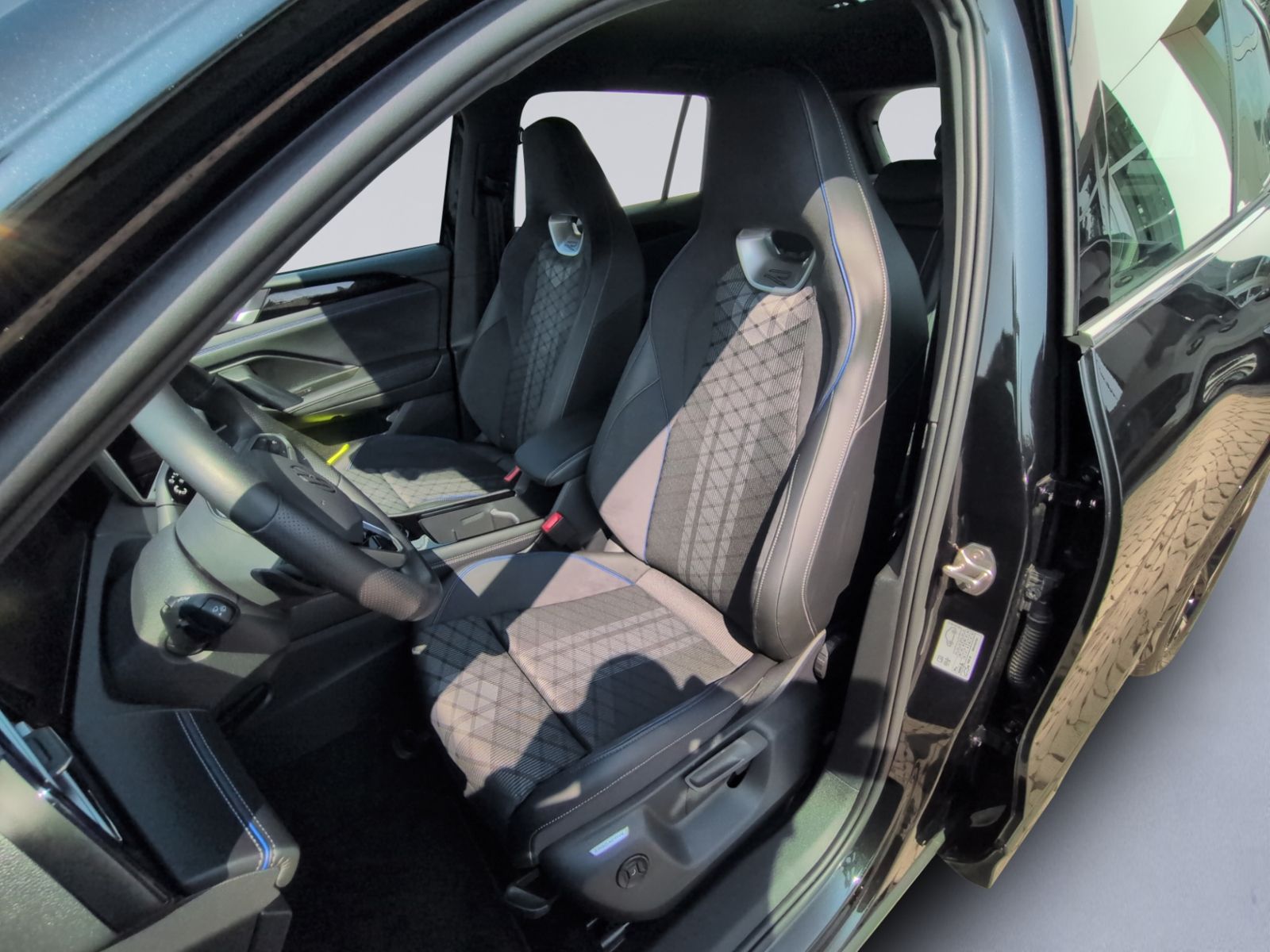Tiguan R-Line 1.5 eTSI DSG +LED+NAVI+SHZ+KAMERA