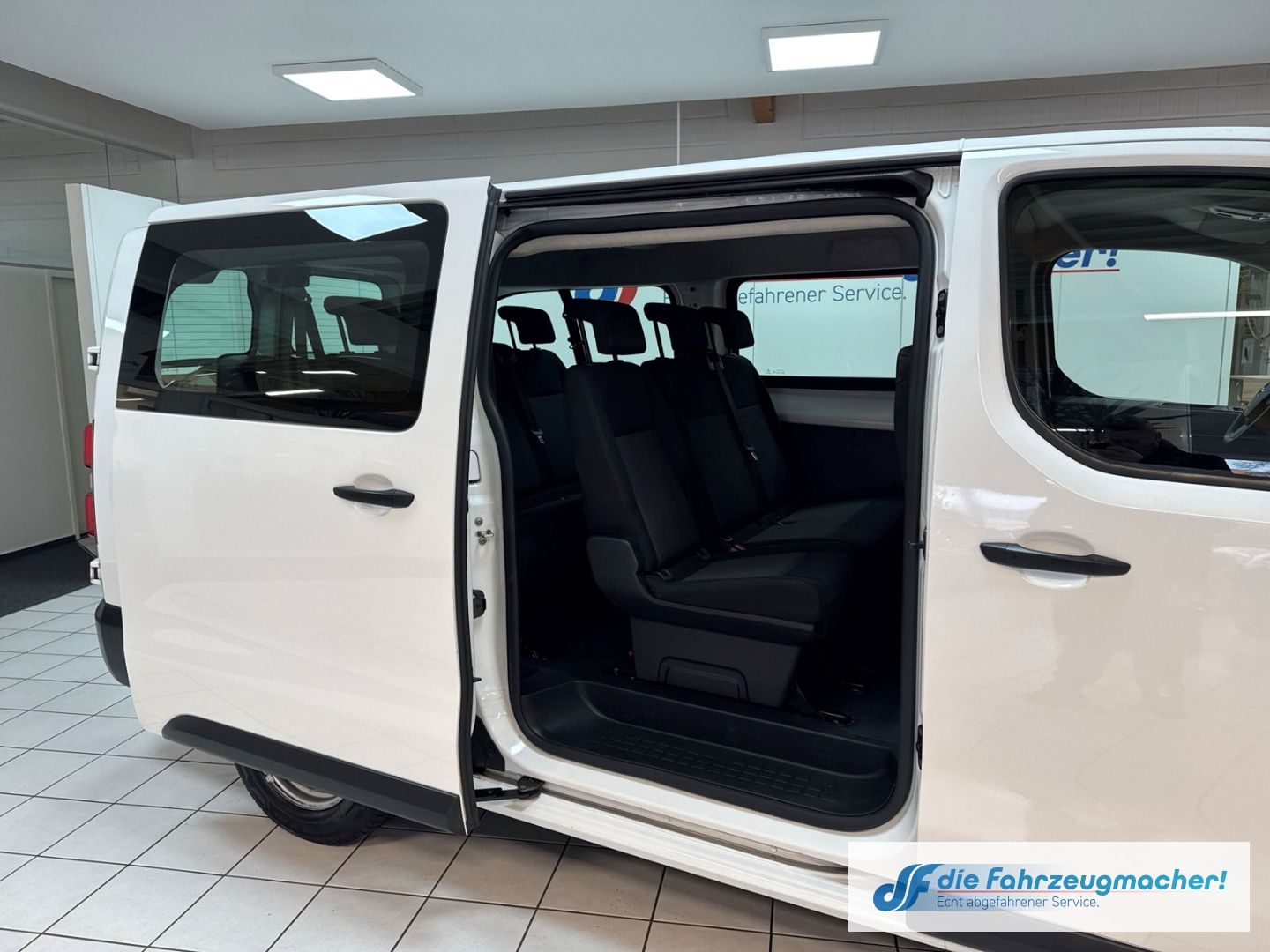 Fahrzeugabbildung Opel Vivaro L Apple CarPlay Android Auto Musikstreami