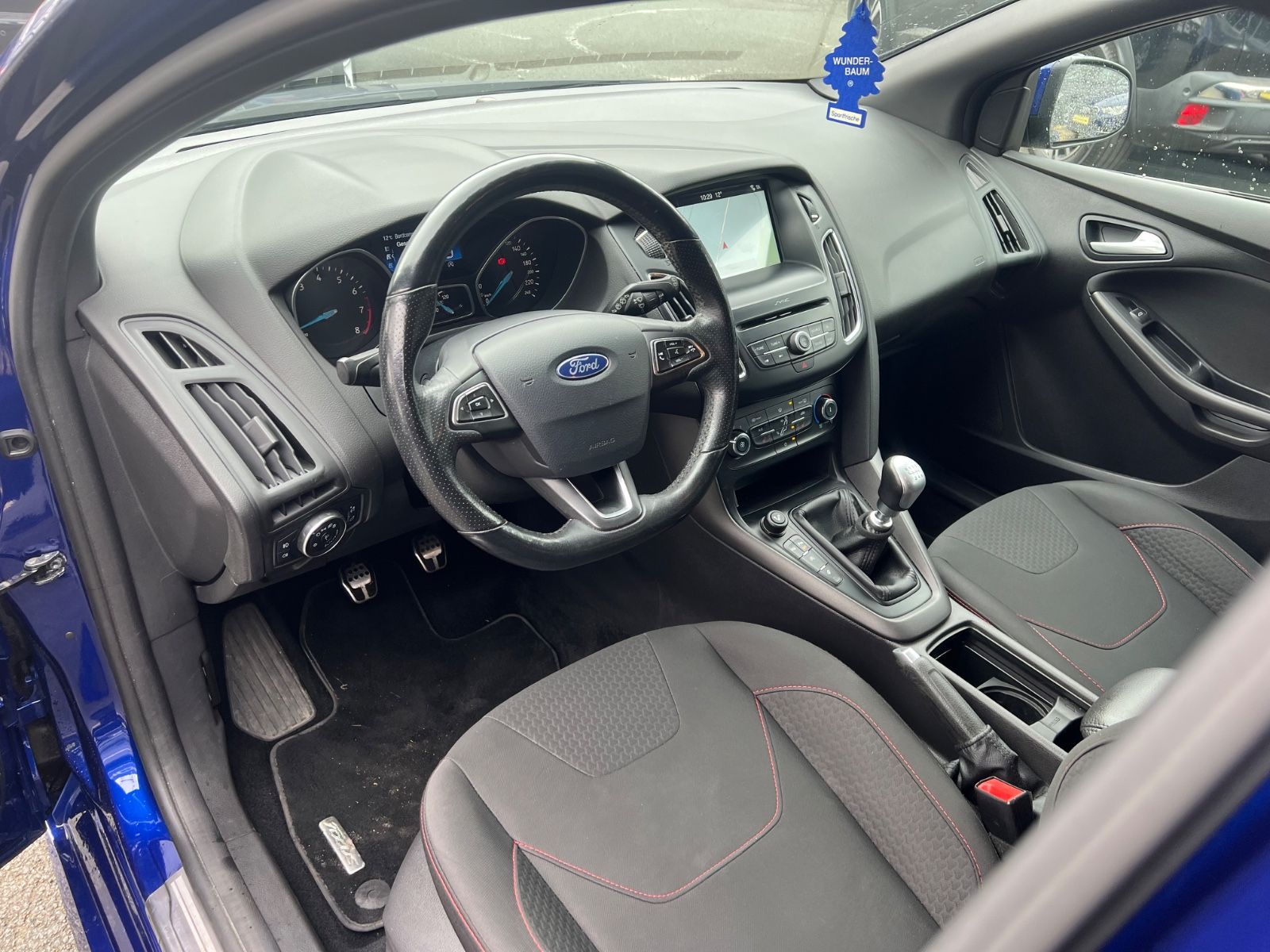 Fahrzeugabbildung Ford Focus Turnier 1.5 ST-Line *RÜCKFAHRKAMERA*