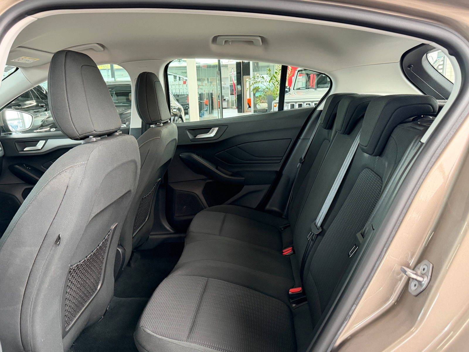 Fahrzeugabbildung Ford Focus Limousine 1.0 Trend  "Winter-Paket  Klima"