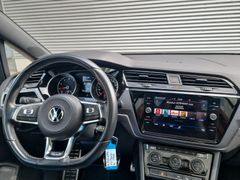 Fahrzeugabbildung Volkswagen Touran 1.5 TSI DSG R-Line 7-Si. STANDHZG PANO AH