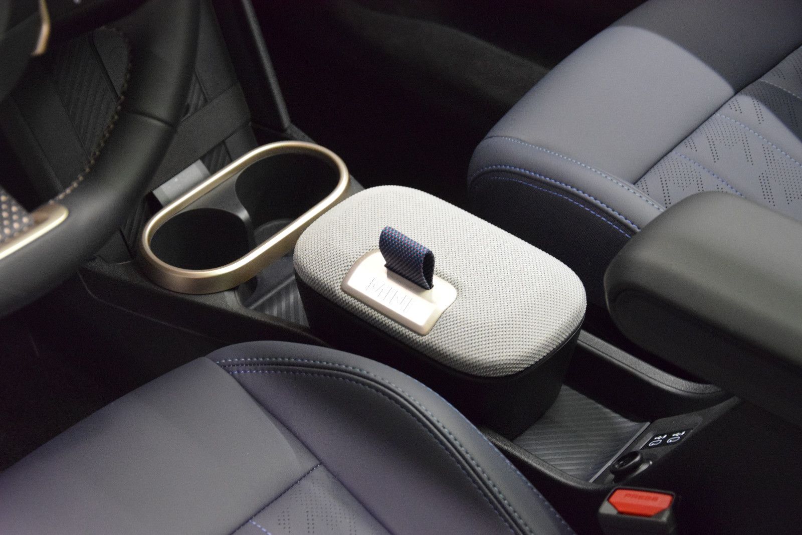 Fahrzeugabbildung MINI Cooper S Favoured Trim M Pano HuD Leder 18 Zoll