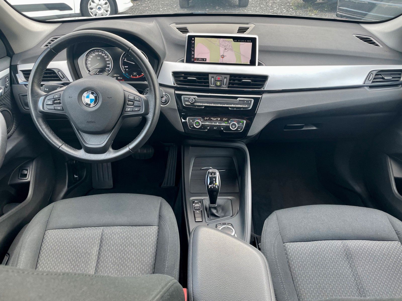 Fahrzeugabbildung BMW X1 sDrive18d Advantage Aut. Navi Parkassistent