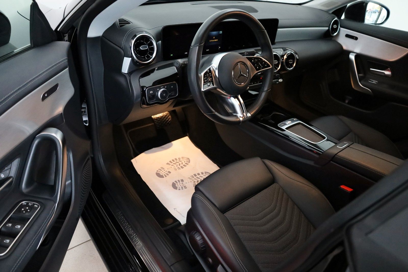 Fahrzeugabbildung Mercedes-Benz CLA 200d SB, T.Leder,Navi,Night-Paket,LED,SH +WR