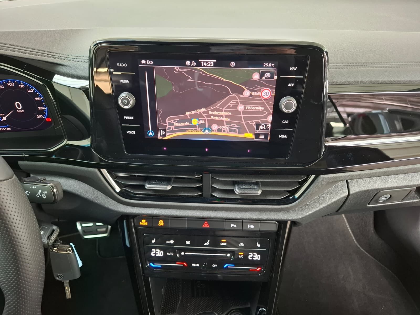 Fahrzeugabbildung Volkswagen T-Roc Cabriolet R-Line Edit. Karmann 1,5 TSI DSG