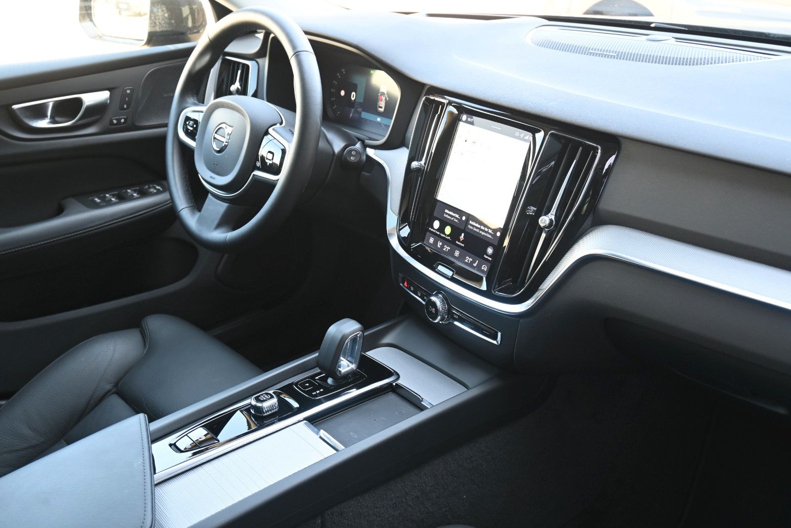 Fahrzeugabbildung Volvo V60 B4 DKG Plus Dark*HuD*PANO*360°*ACC