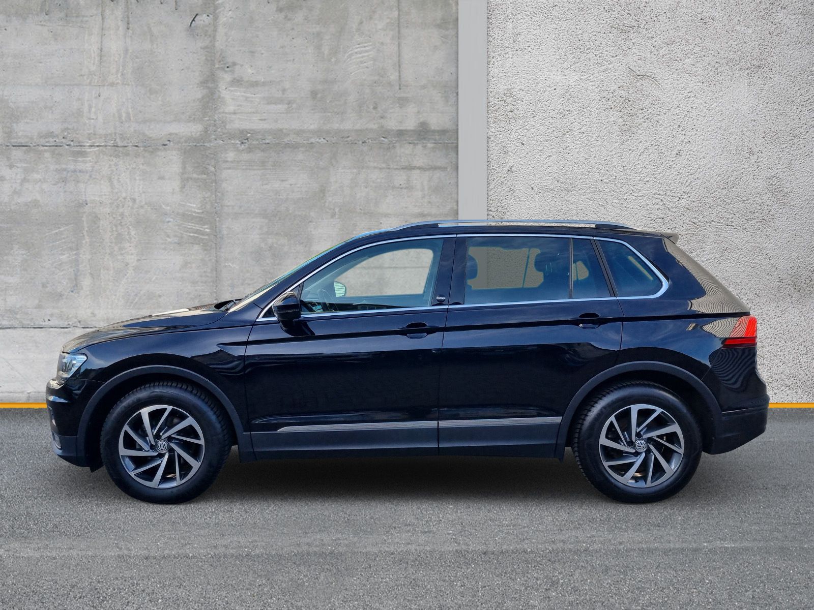 Fahrzeugabbildung Volkswagen Tiguan 1.4 TSI DSG Sound LED NAVI eKLAPPE