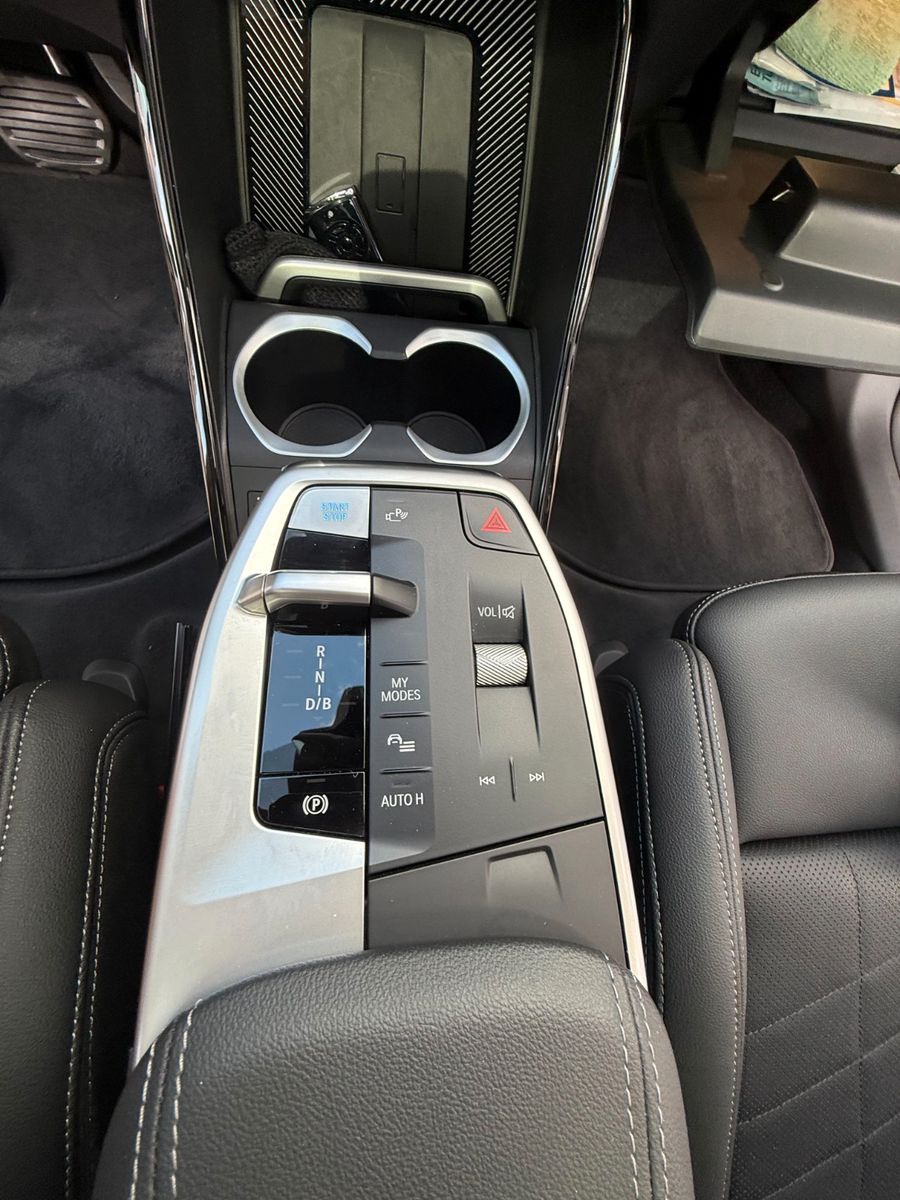 BMW iX1 30 xDRIVE xLINE PANO 19 LEDER AHK LED foto 8