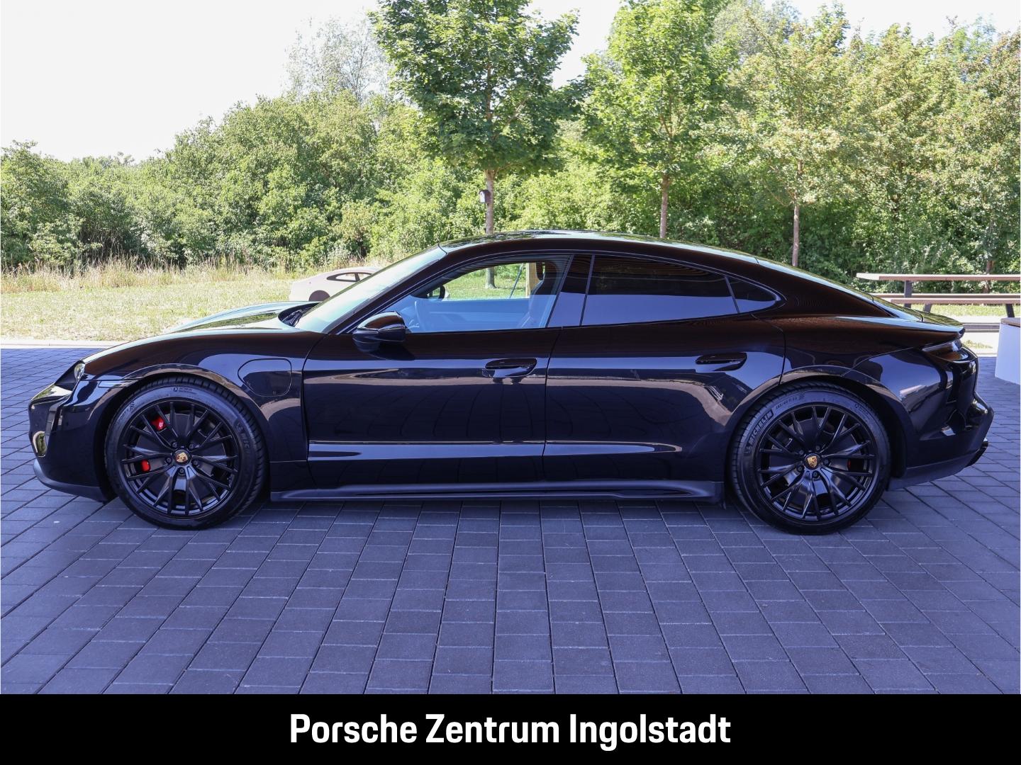 Porsche Taycan GTS Hinterachslenkung Beifahrerdisplay He