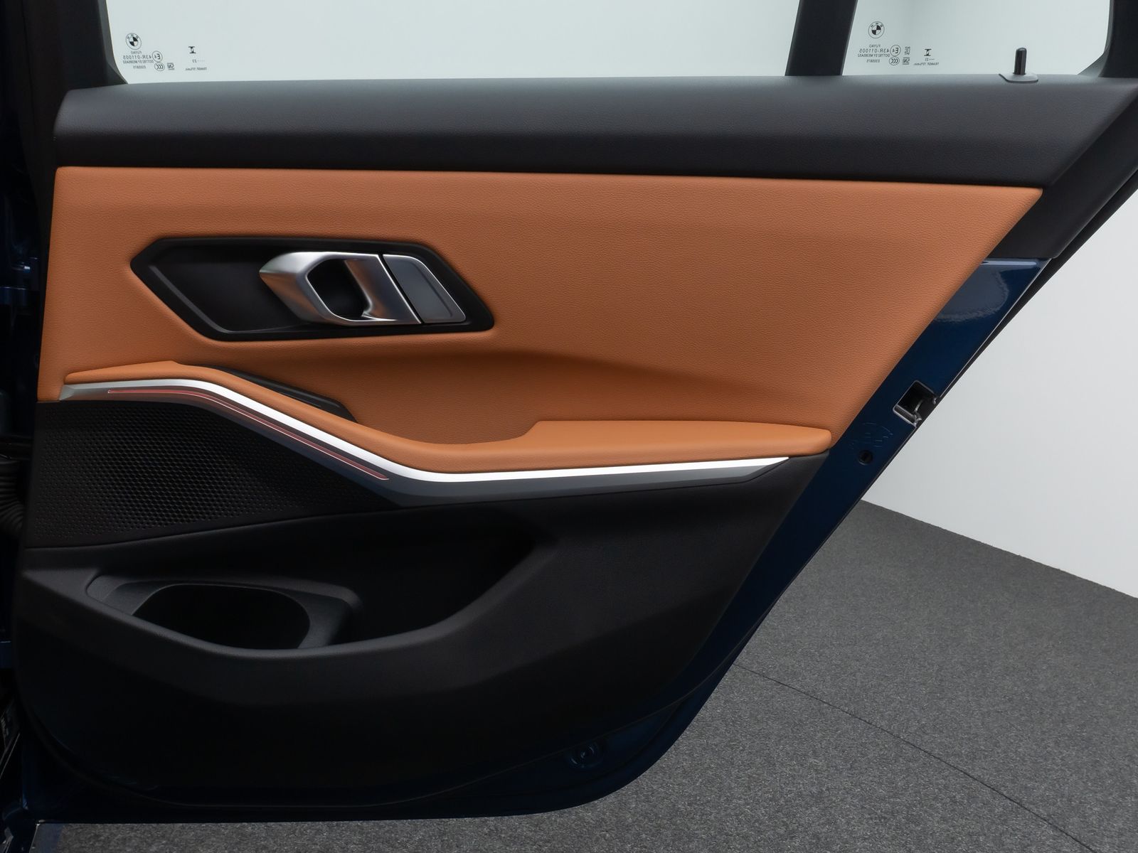 Fahrzeugabbildung BMW 320d xD  Panorama HUD DAB AHK Alarm PDC Sport