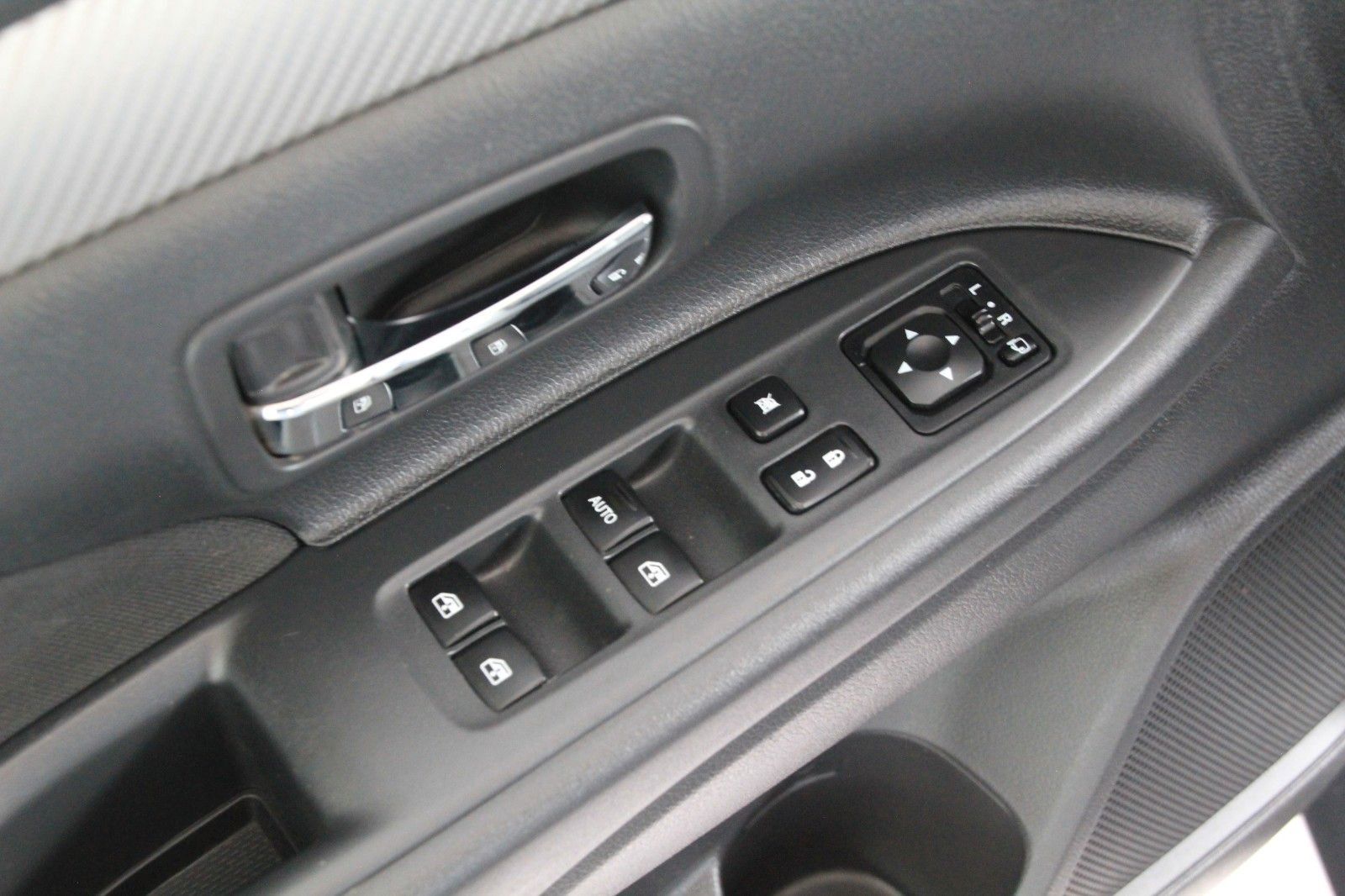 Fahrzeugabbildung Mitsubishi Outlander Edition 100 2WD