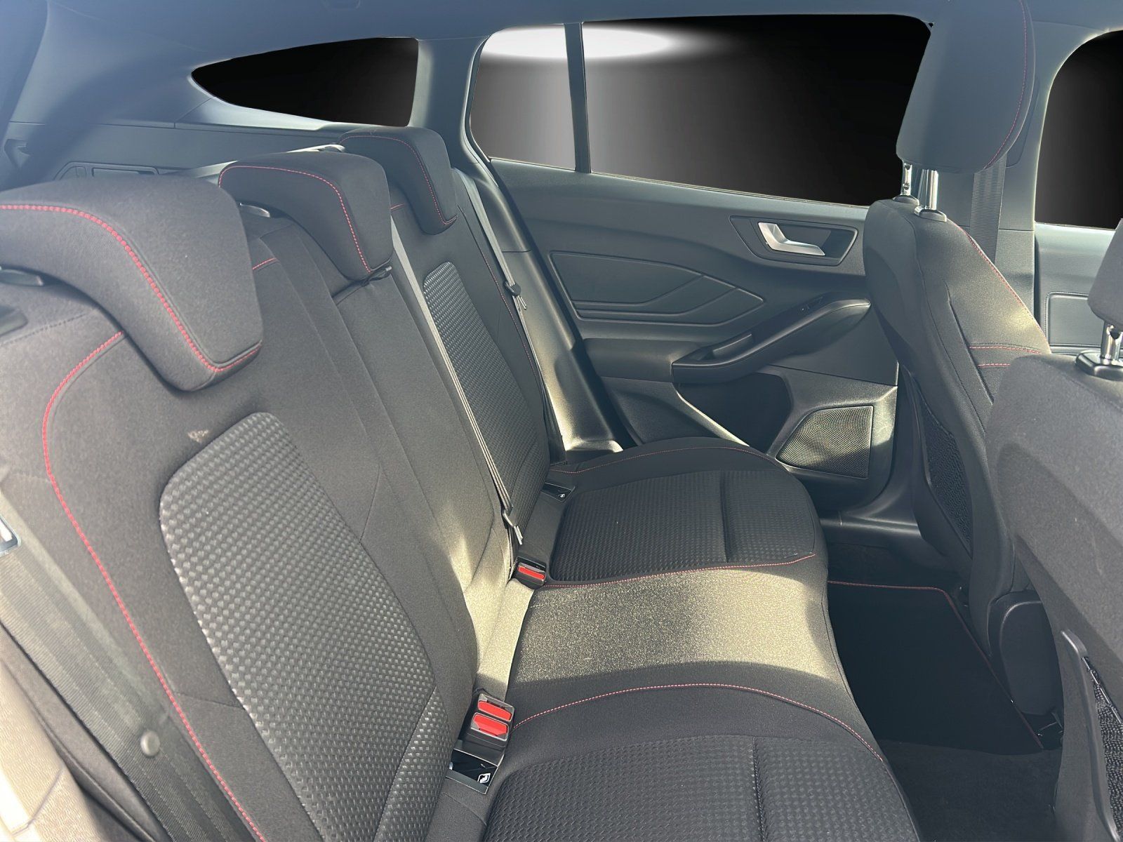 Fahrzeugabbildung Ford Focus 1.0 ST-Line X Aut./LED/ACC/AHK/KAMERA/NAVI