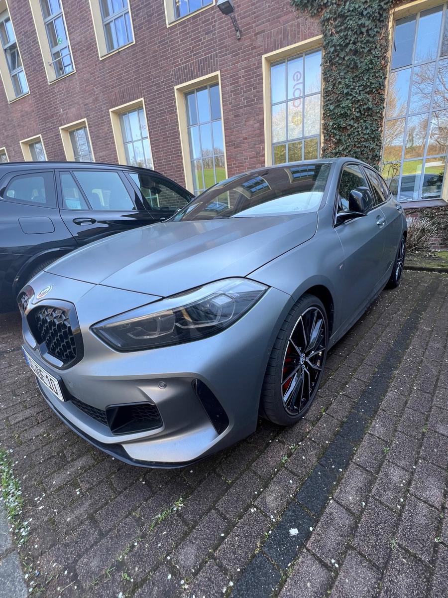 BMW M135i xDrive Sonderlackierung matt grau Top
