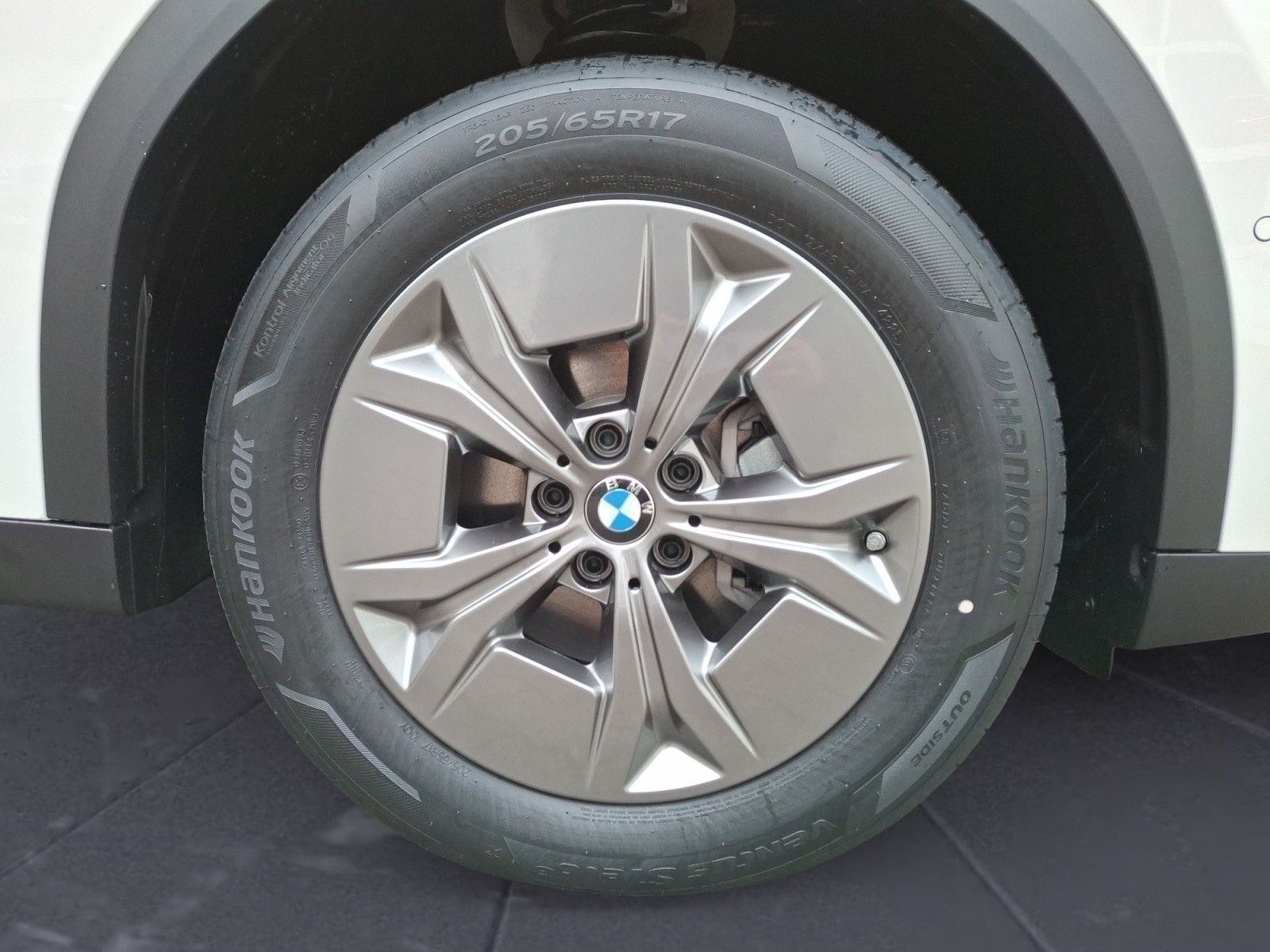 BMW iX2 - Bild 12