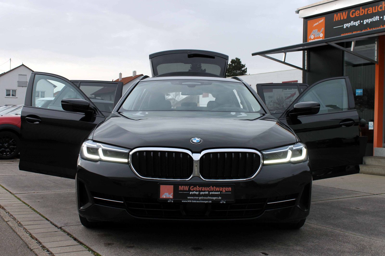 Fahrzeugabbildung BMW 530d xDrive Touring ACC LED HUD KAM BT NAV AMBI