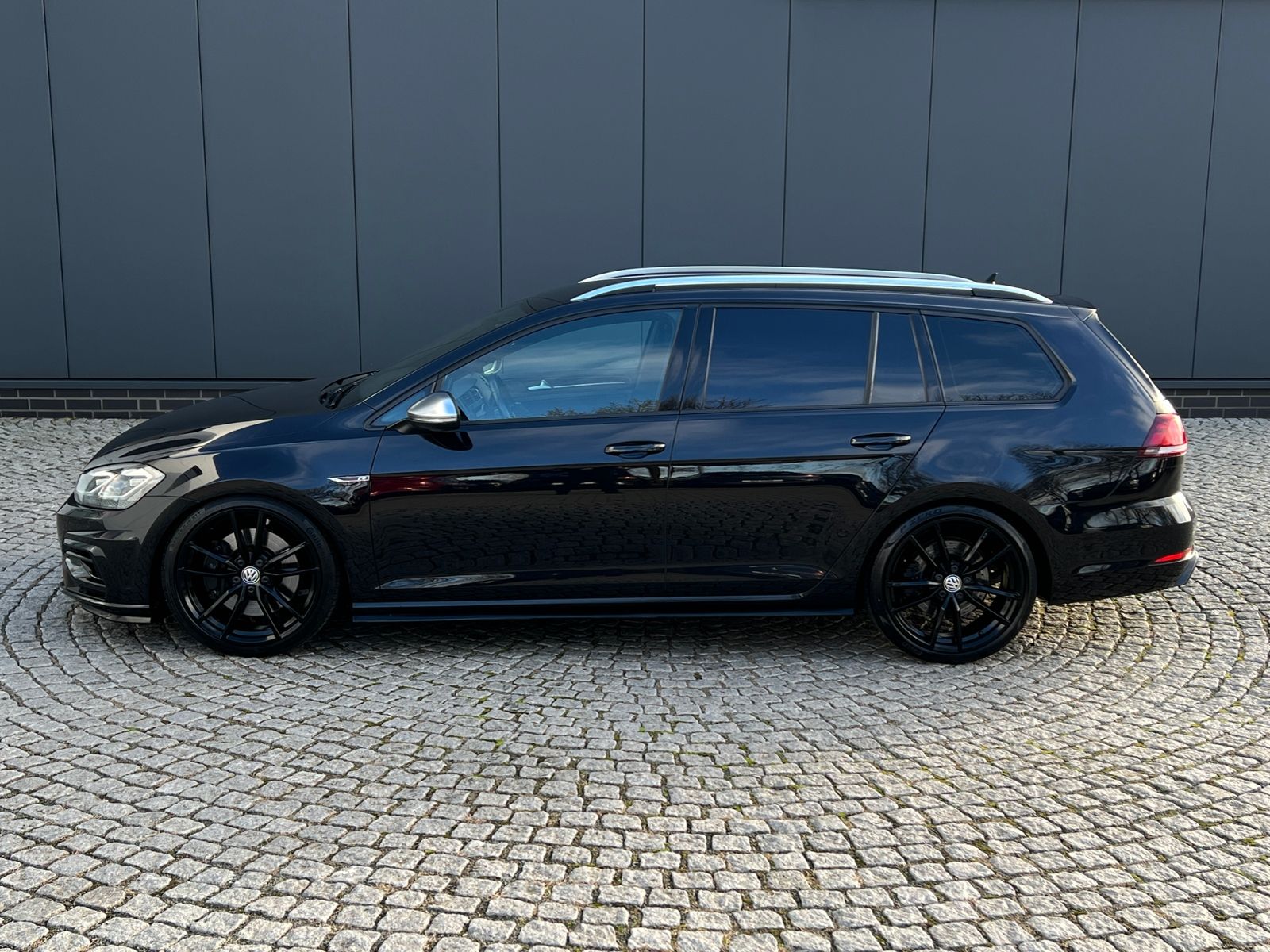 Fahrzeugabbildung Volkswagen Golf VII Variant R 2.0 TSI DSG 4MOTION *LED,DYNA