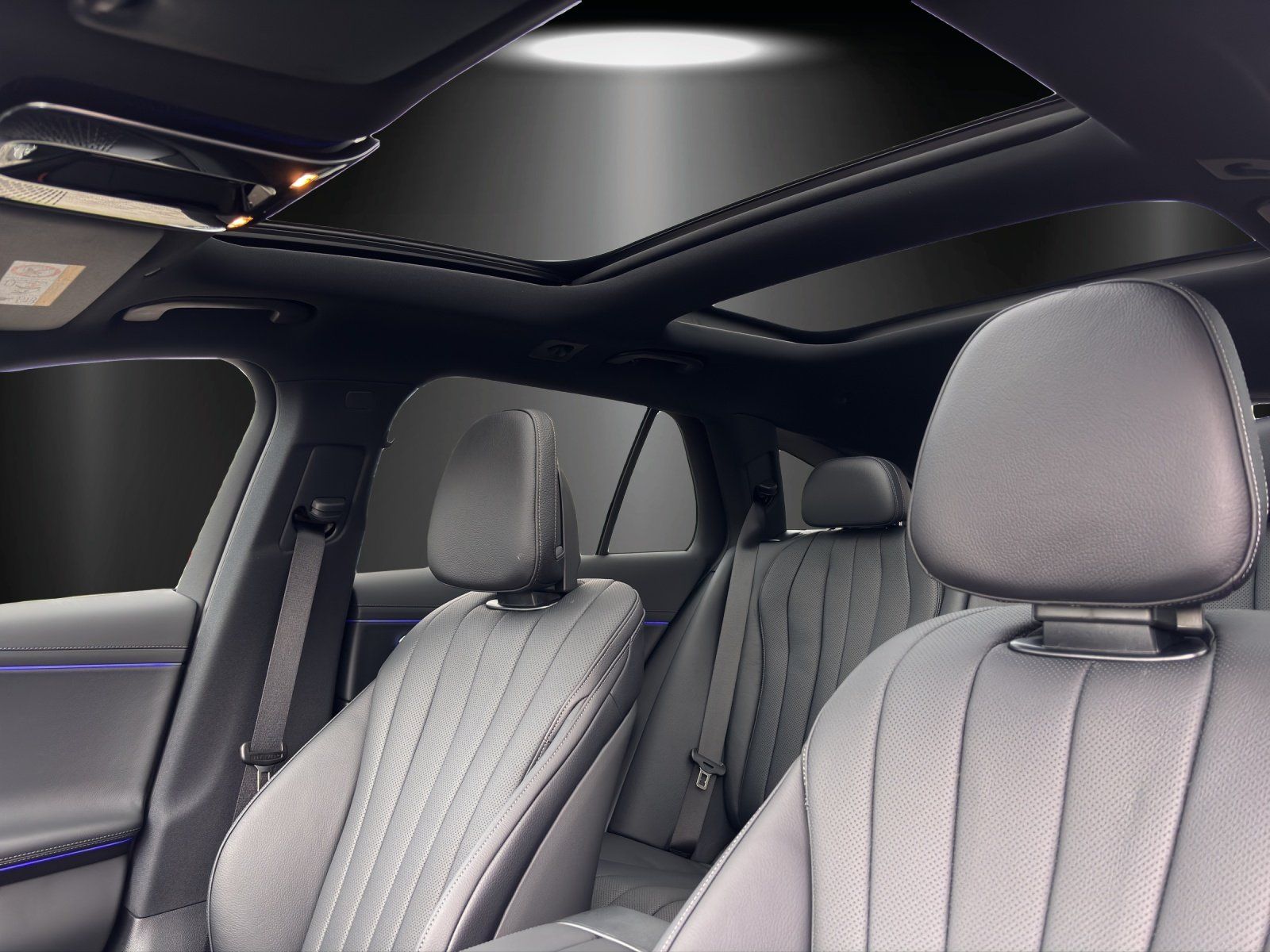 Fahrzeugabbildung Mercedes-Benz E 220 d T  AMG 360° DigLight Burm Pano Sitzklima