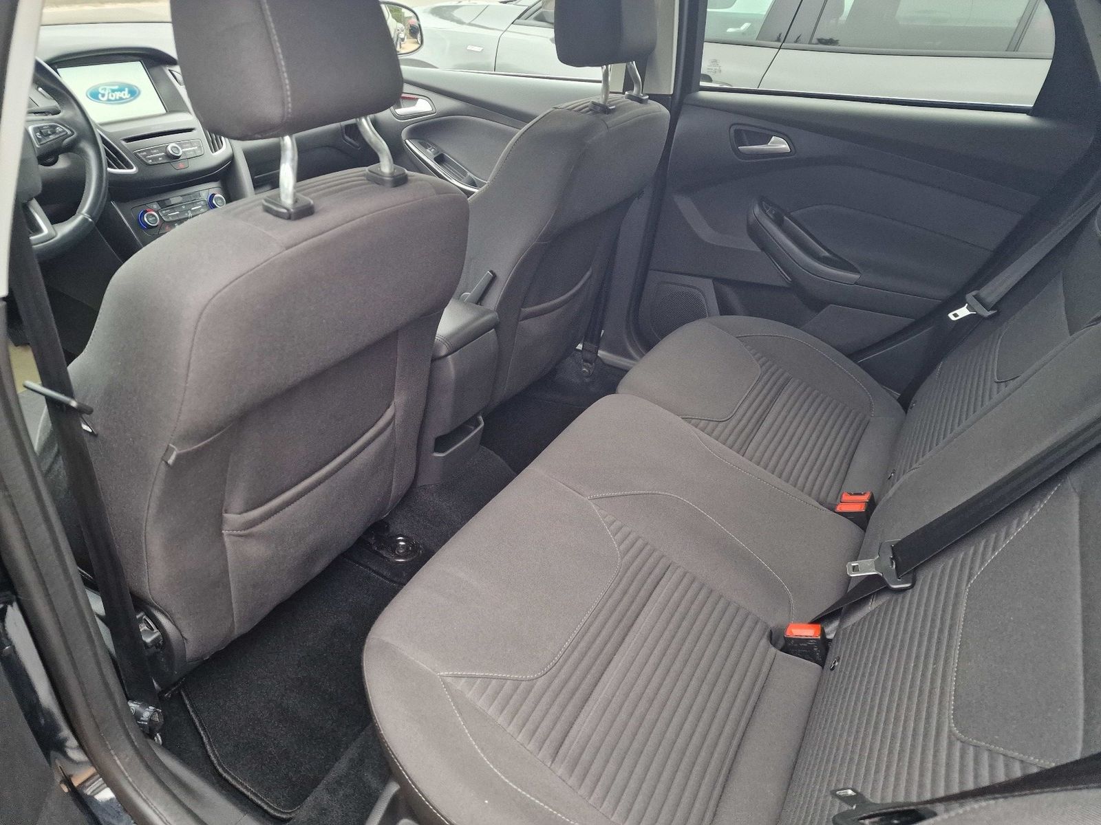 Fahrzeugabbildung Ford Focus Lim. Titanium, Navi,Winterpaket,PDC