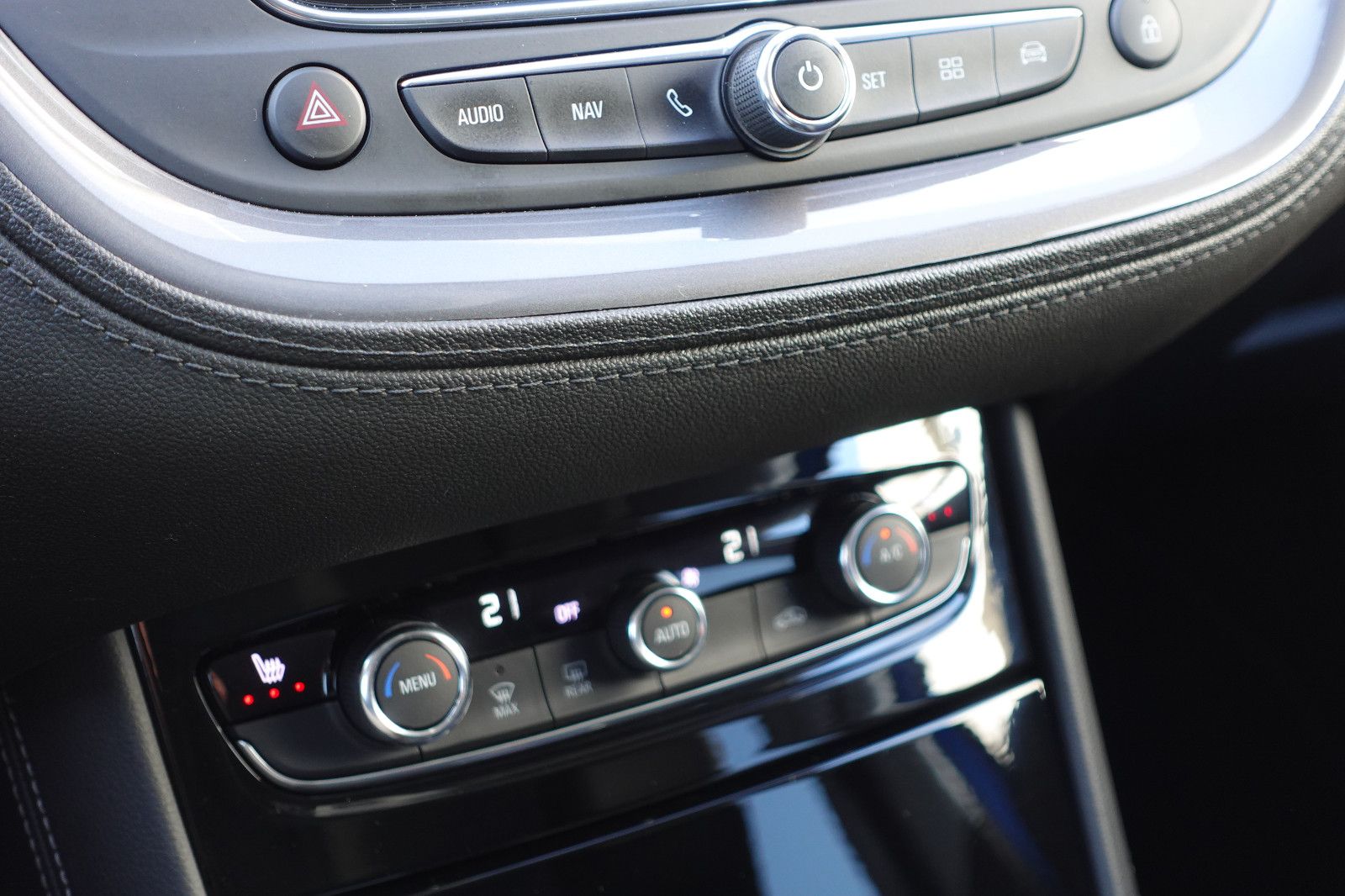 Fahrzeugabbildung Opel Grandland X 1.2Turbo AHK,Sitzh.,Navi,PDC,Kamera