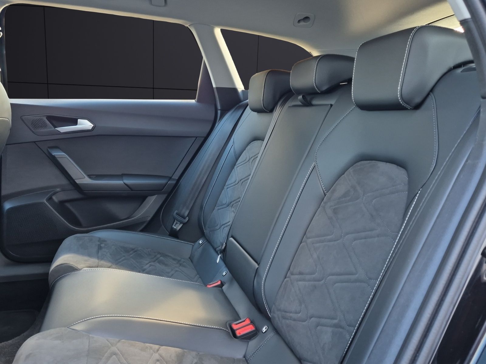 Fahrzeugabbildung SEAT Leon ST TDI Style DSG LED Navi AID beats ACC RFK