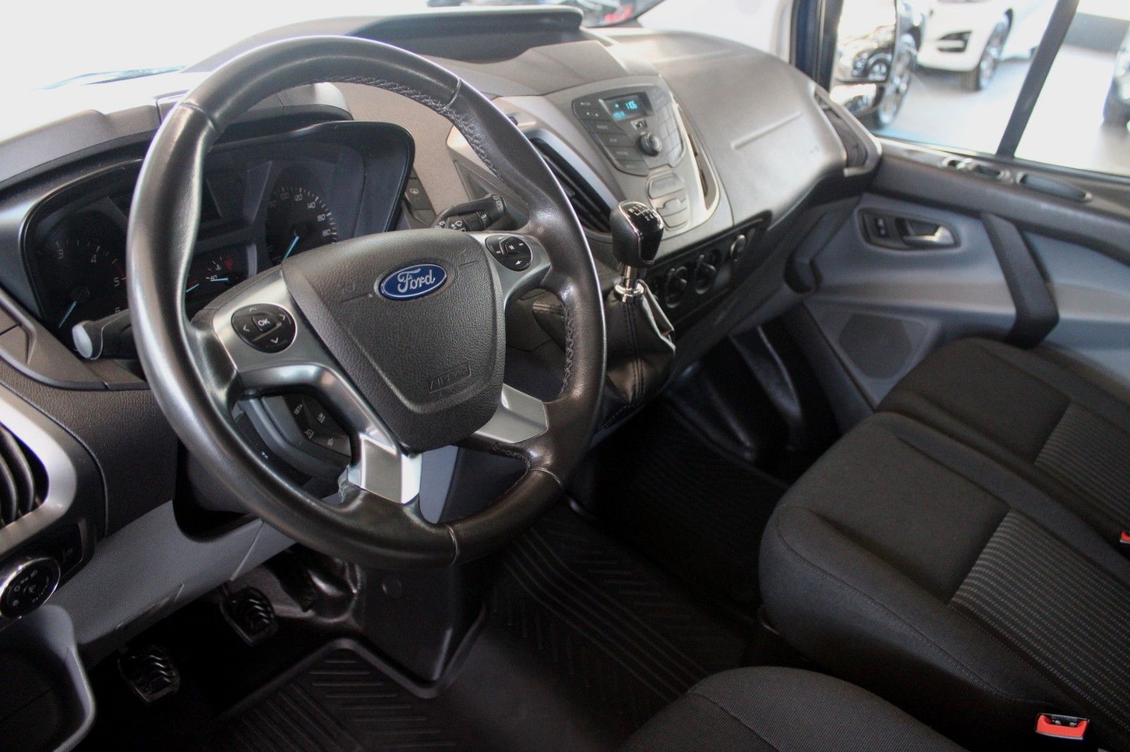 Fahrzeugabbildung Ford Transit Custom Kombi TREND 9-Si Doppelklima AHK