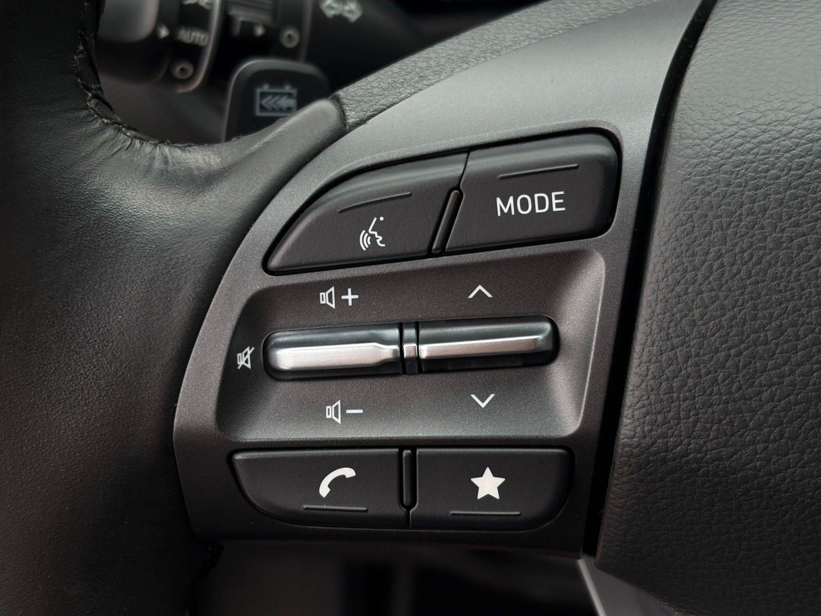 Fahrzeugabbildung Hyundai KONA E Select SHZ LHZ ACC PDC LFA LKA CAM CarPl.
