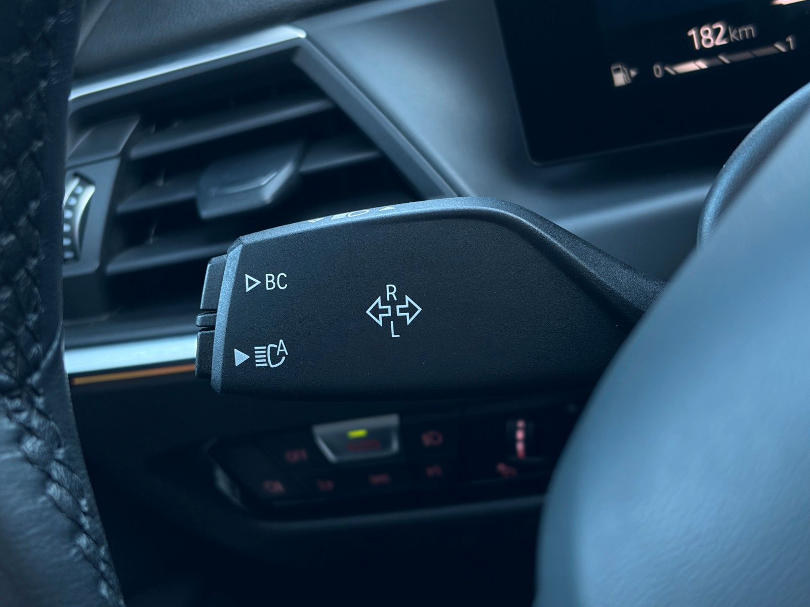 Fahrzeugabbildung BMW 330i Touring LEDER AKUSTIK PANO LED HiFi CarPlay