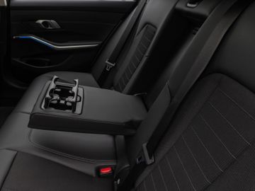 Fahrzeugabbildung BMW 330e xDr Tour Sport Line ACC HUD Pano HiFi Laser