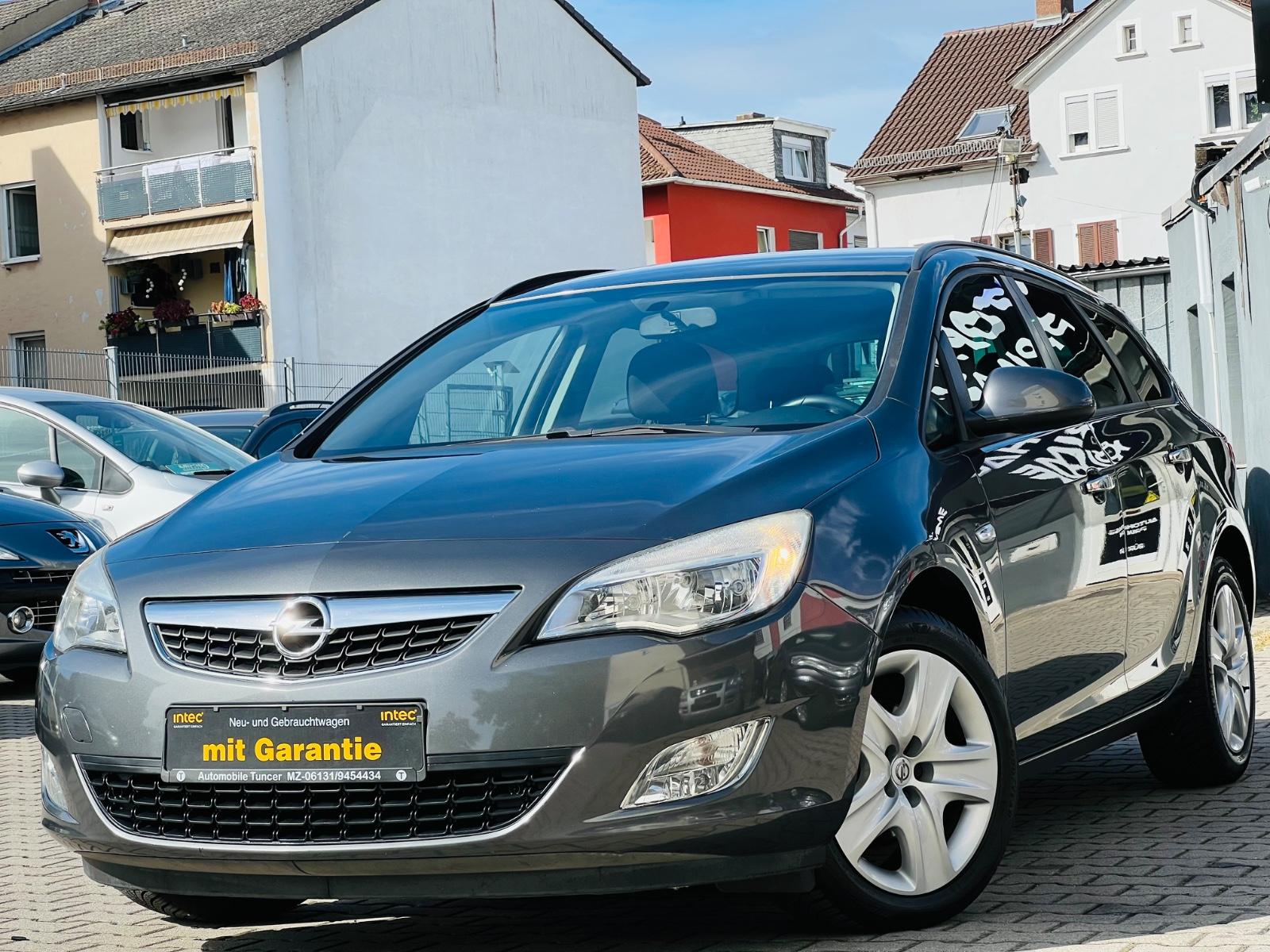 Opel Astra 2011 — вигляд ззаду