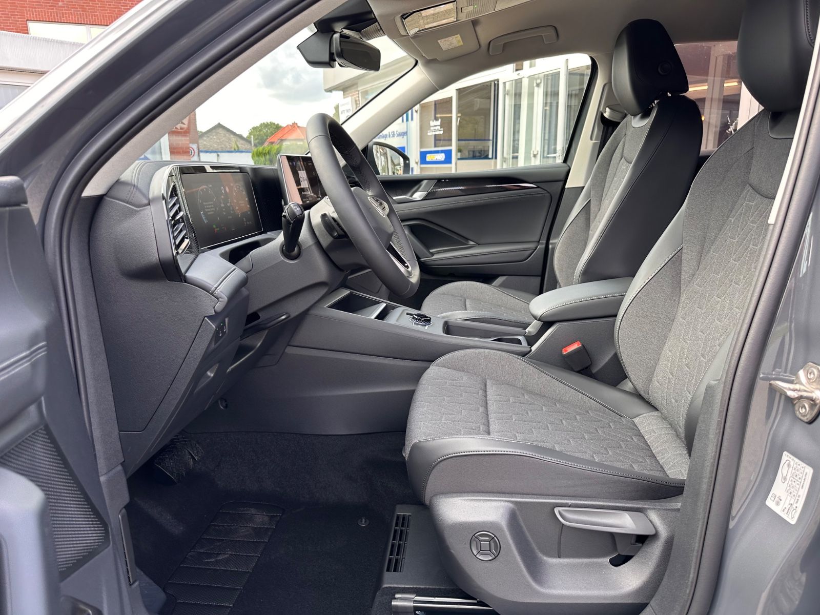 Fahrzeugabbildung Volkswagen Tiguan 1.5 eTSI Life DSG AHK/360°/APP/ACC/Keyles