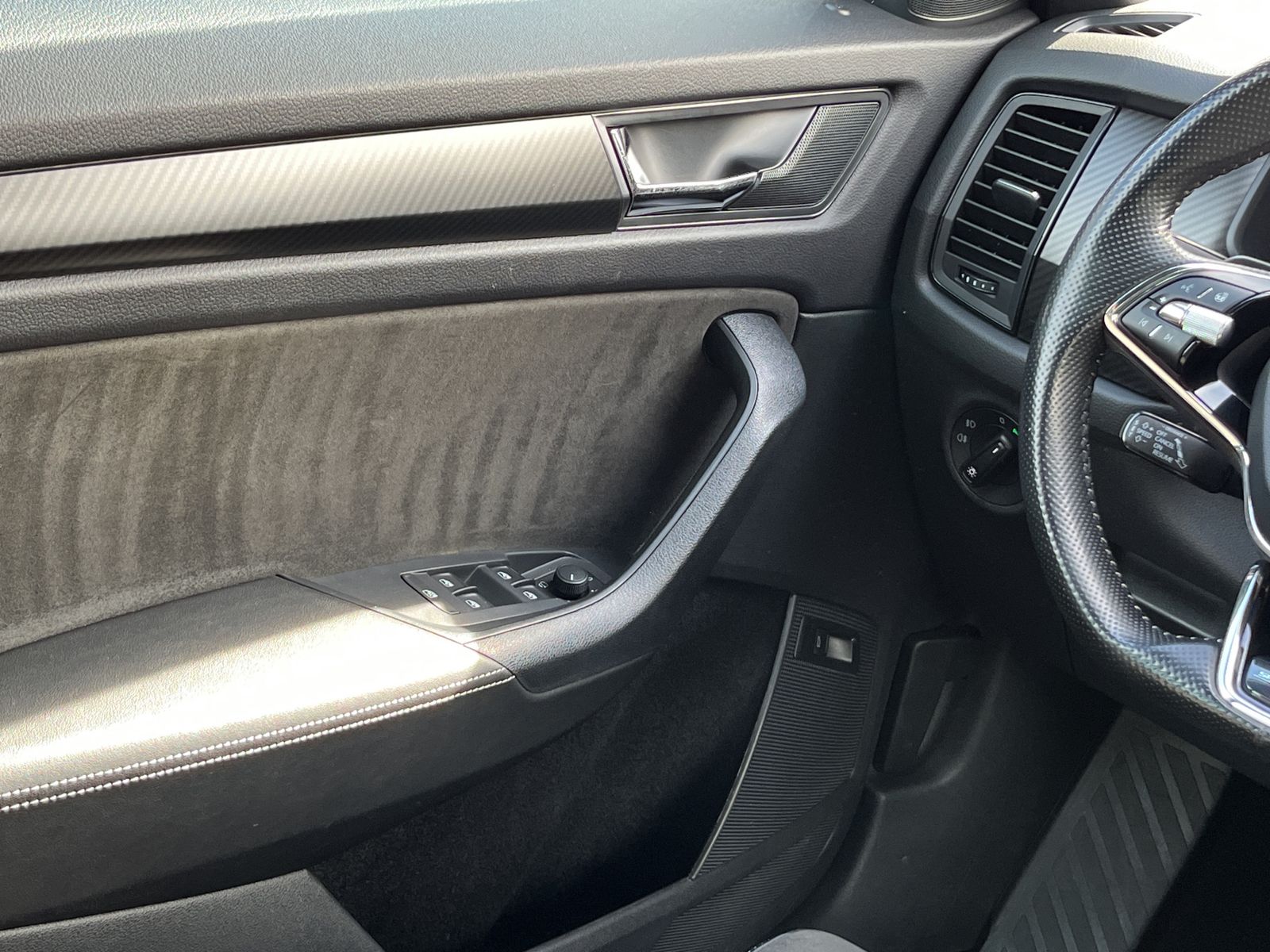 Fahrzeugabbildung SKODA Kodiaq Sportline 4x4*SHZ*LHZ*NAVI*AHK*ACC**
