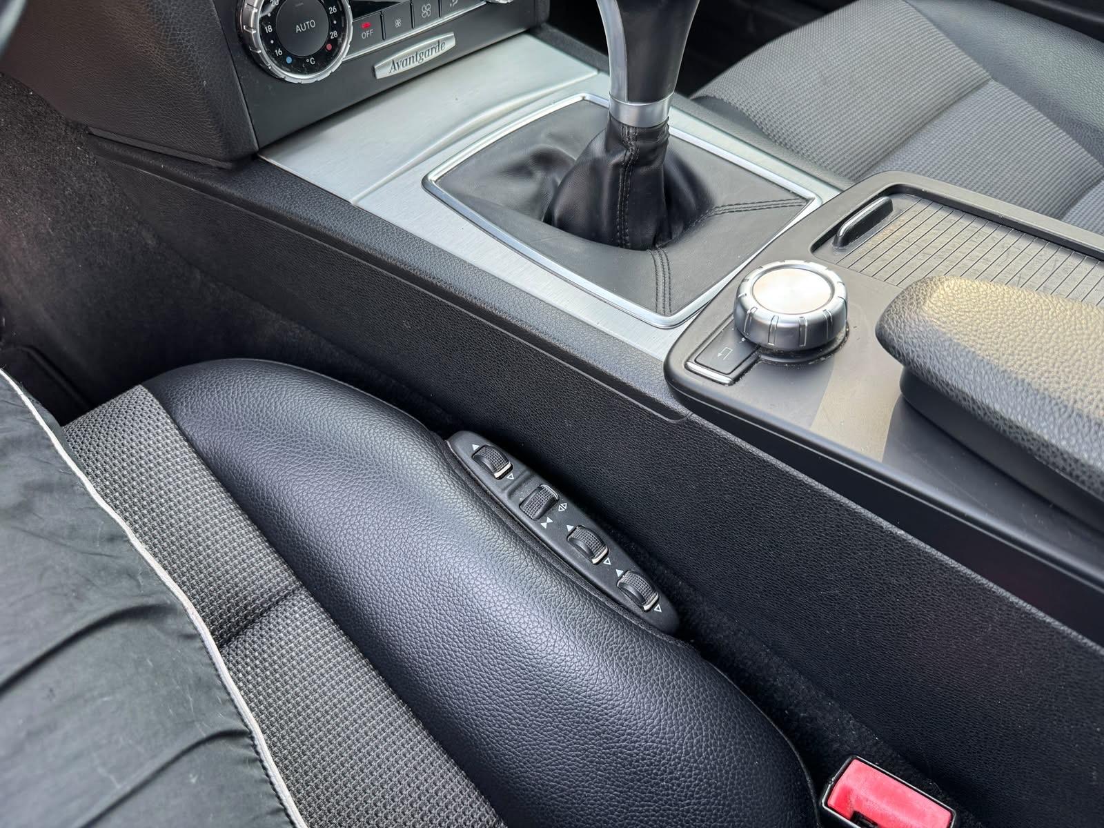 Mercedes-Benz C180 2011 — photo 11