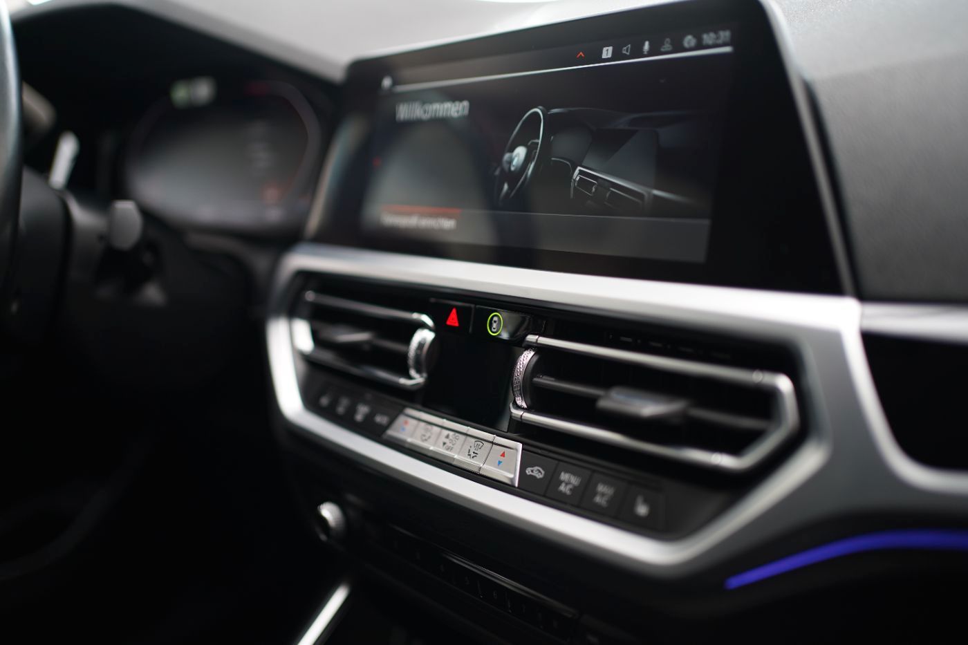 Fahrzeugabbildung BMW 320d Sport Line +HeadUp+AHK+Laserlicht+Parkassis