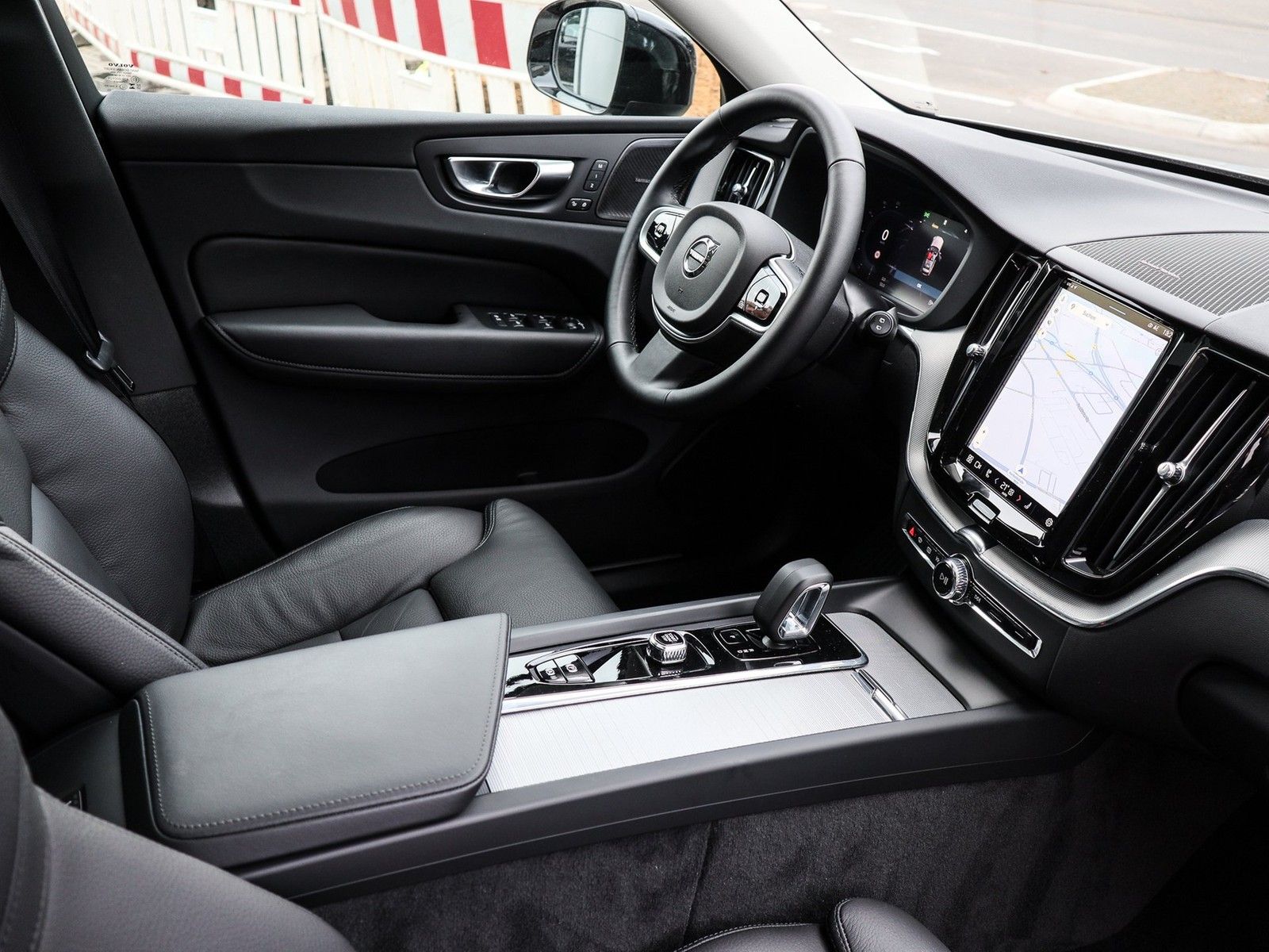 Volvo XC60 B5 (B) AWD Plus Dark NP:68.560,-//PANO//360 imagem 3