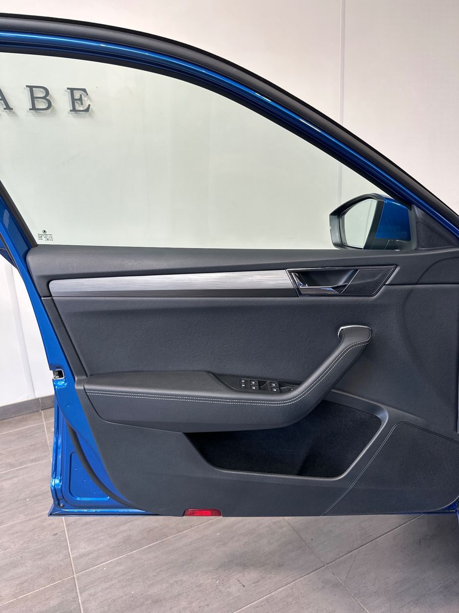 Fahrzeugabbildung SKODA Superb Combi 2.0 TDI DSG Style NAV+LED