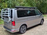 Volkswagen T6.1 Multivan 2,0 TDI Generation SIX - mit Diesel-Antrieb: Beige, Alcantara, Beheizbare Frontscheibe, Van