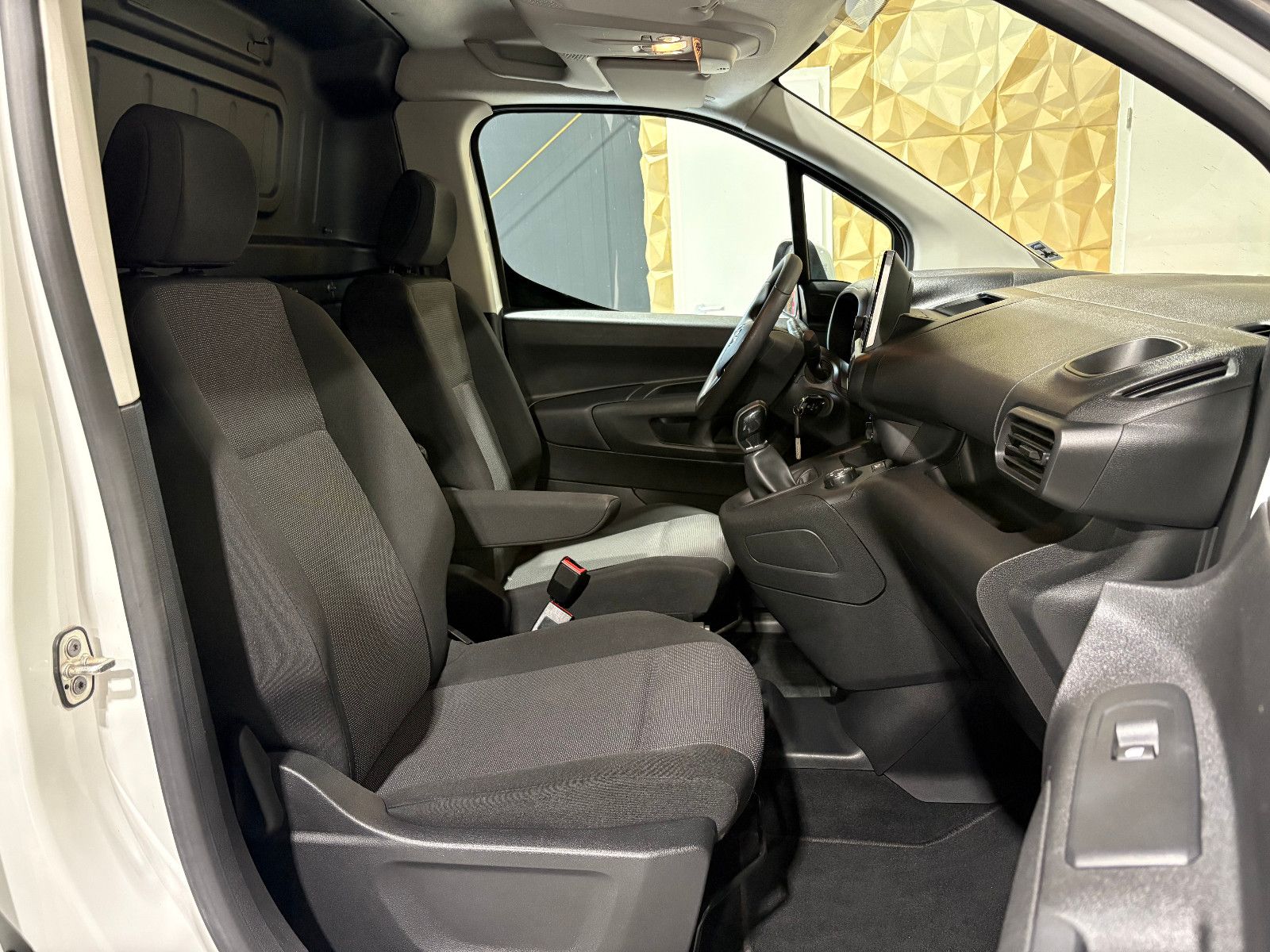 Fahrzeugabbildung Opel Combo E Cargo Edition/2-SITZ/APPLE/AHK/KLIMA