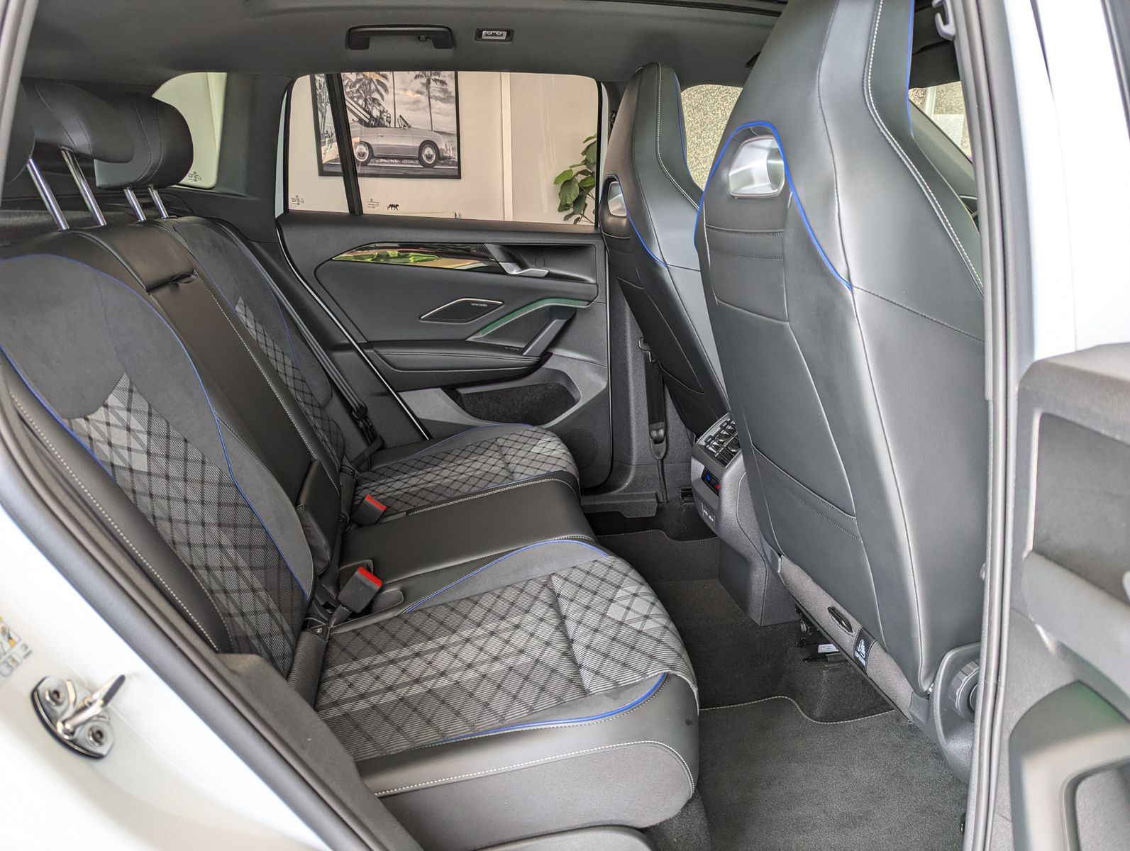 Photo du véhicule Volkswagen Tiguan 2.0TDI R-Line 4M Pano Black AHK Matrix 20