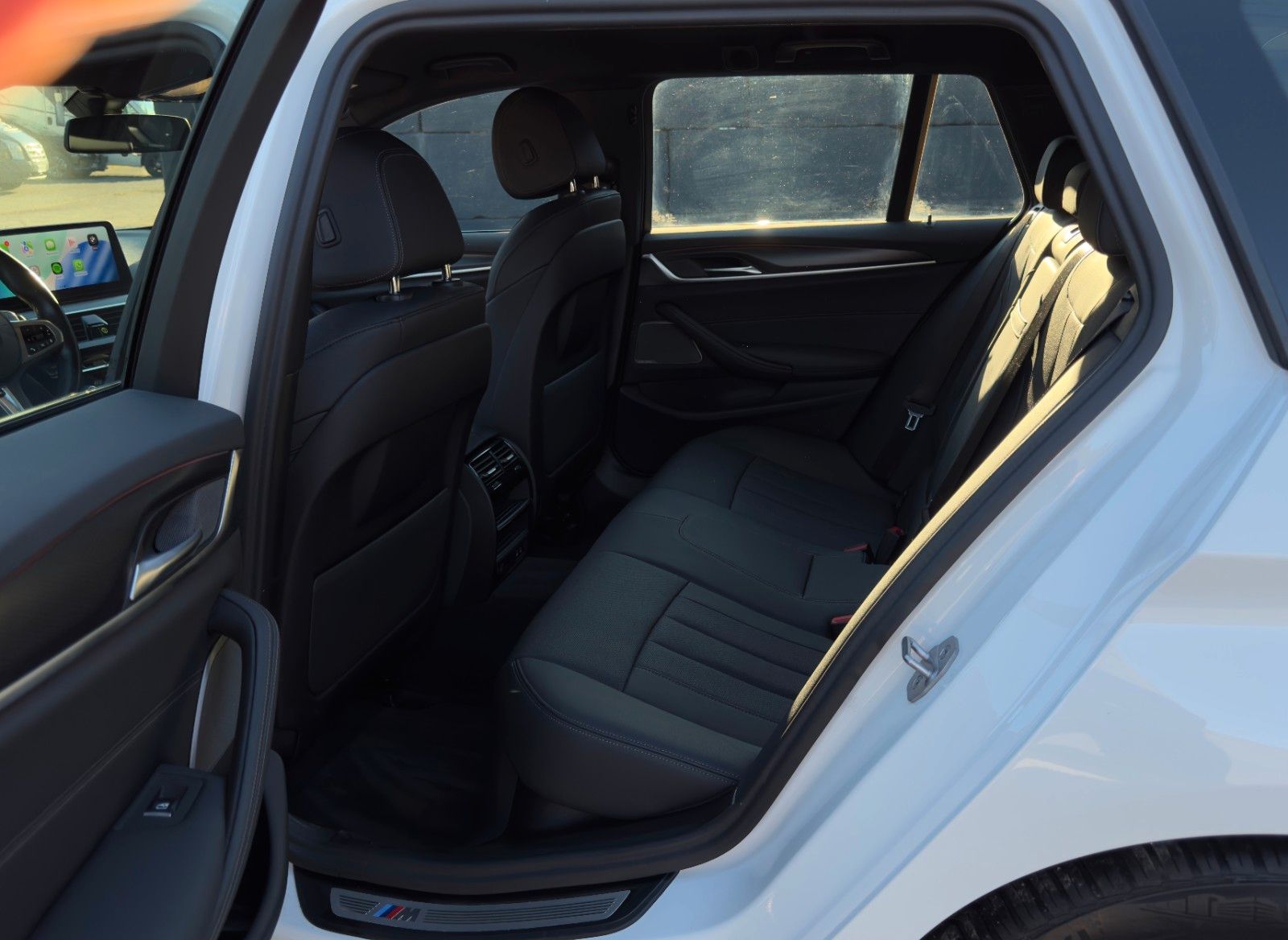 Fahrzeugabbildung BMW 530d Touring M Sport Shad HuD H&K LHZ SHZ Leder