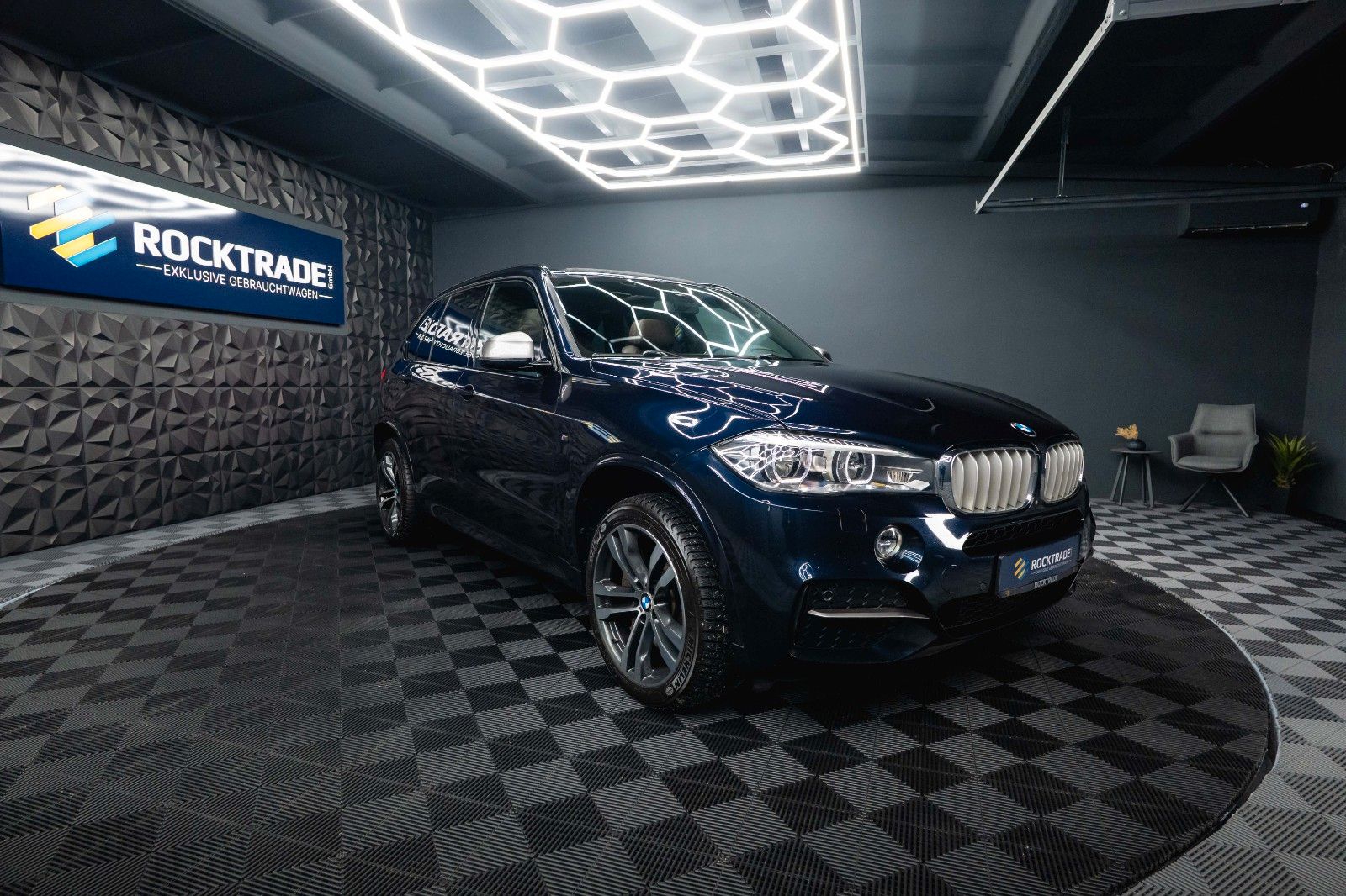 Fahrzeugabbildung BMW X5 M50d Performance *Pano*CarPlay*DAB*360°*  19%