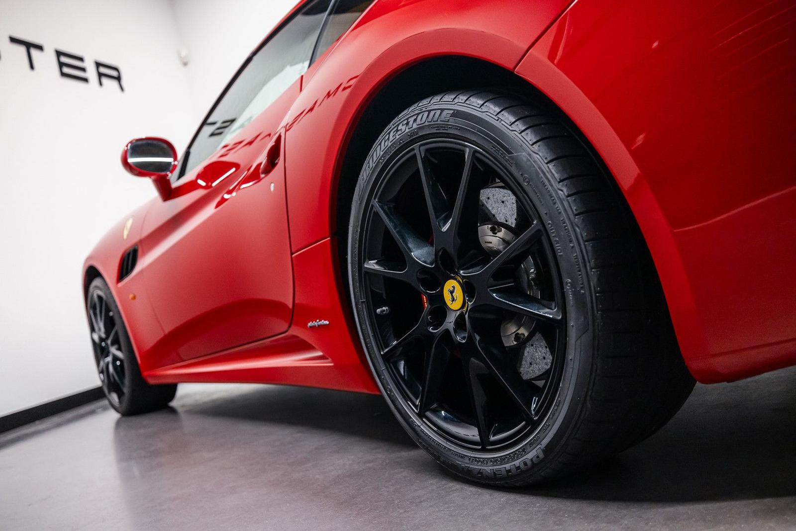 Ferrari California 30 4.3 V8 490 ch • Boîte F1 double embrayage • 29 600 km • Rouge / cuir beige
