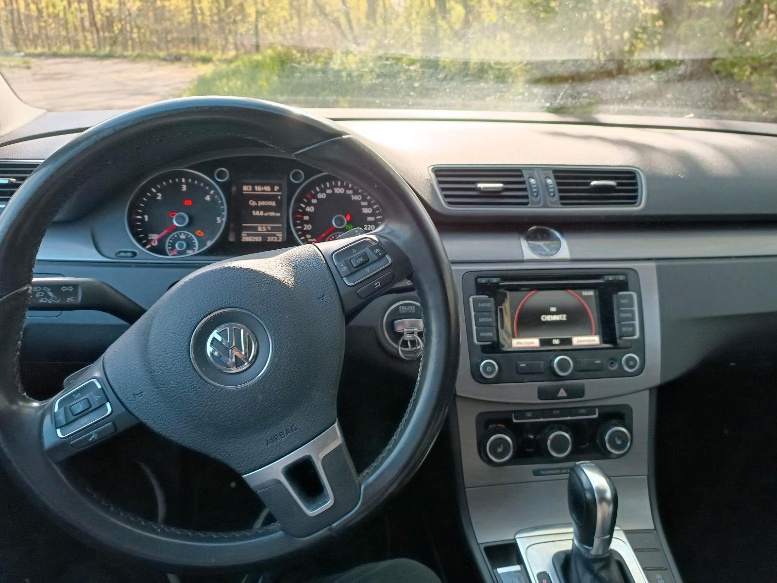 Volkswagen Passat 2012 — rear view