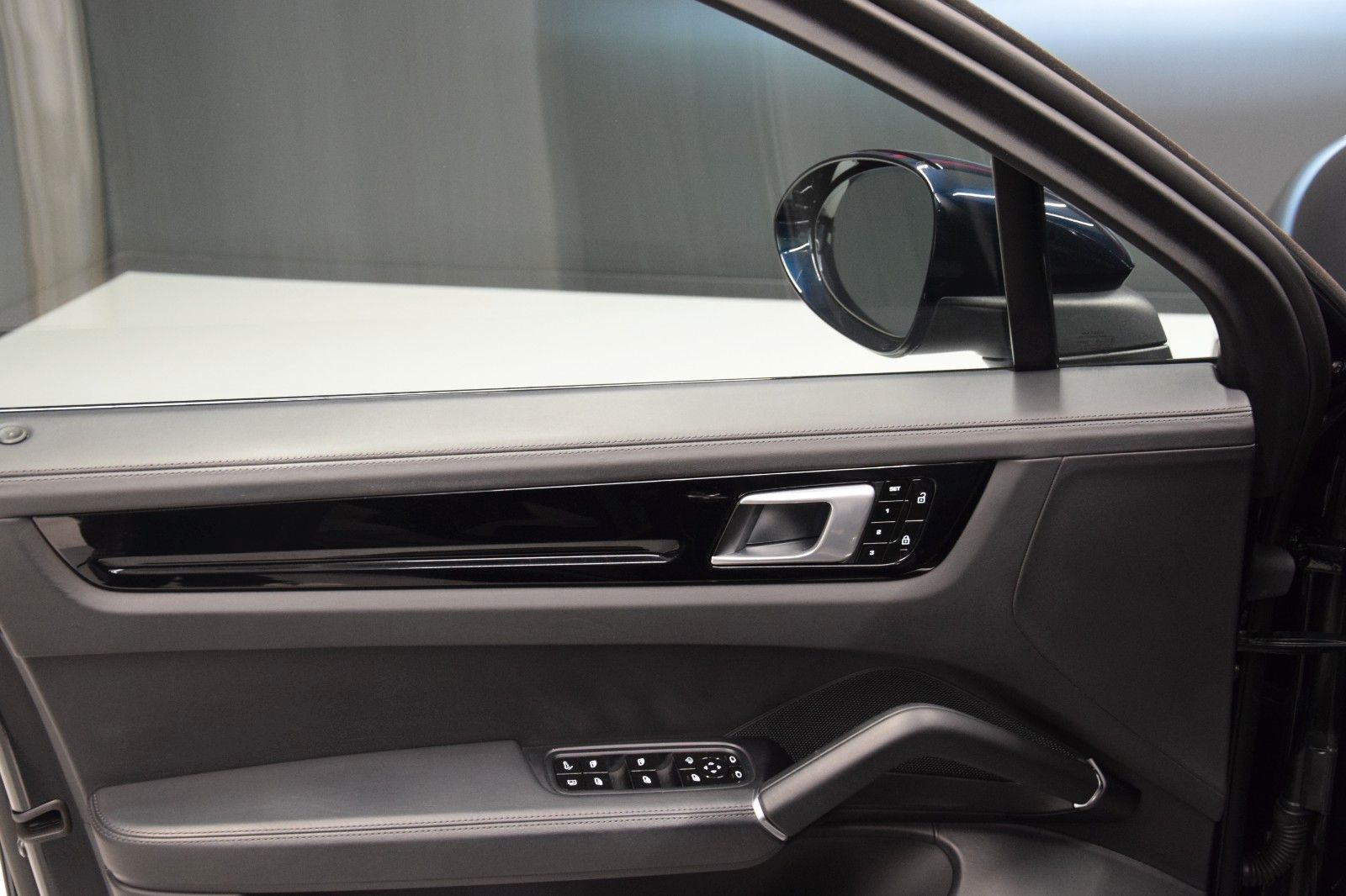 Fahrzeugabbildung Porsche Cayenne E-Hybrid Pano. ACC Matrix. Bose Approv.