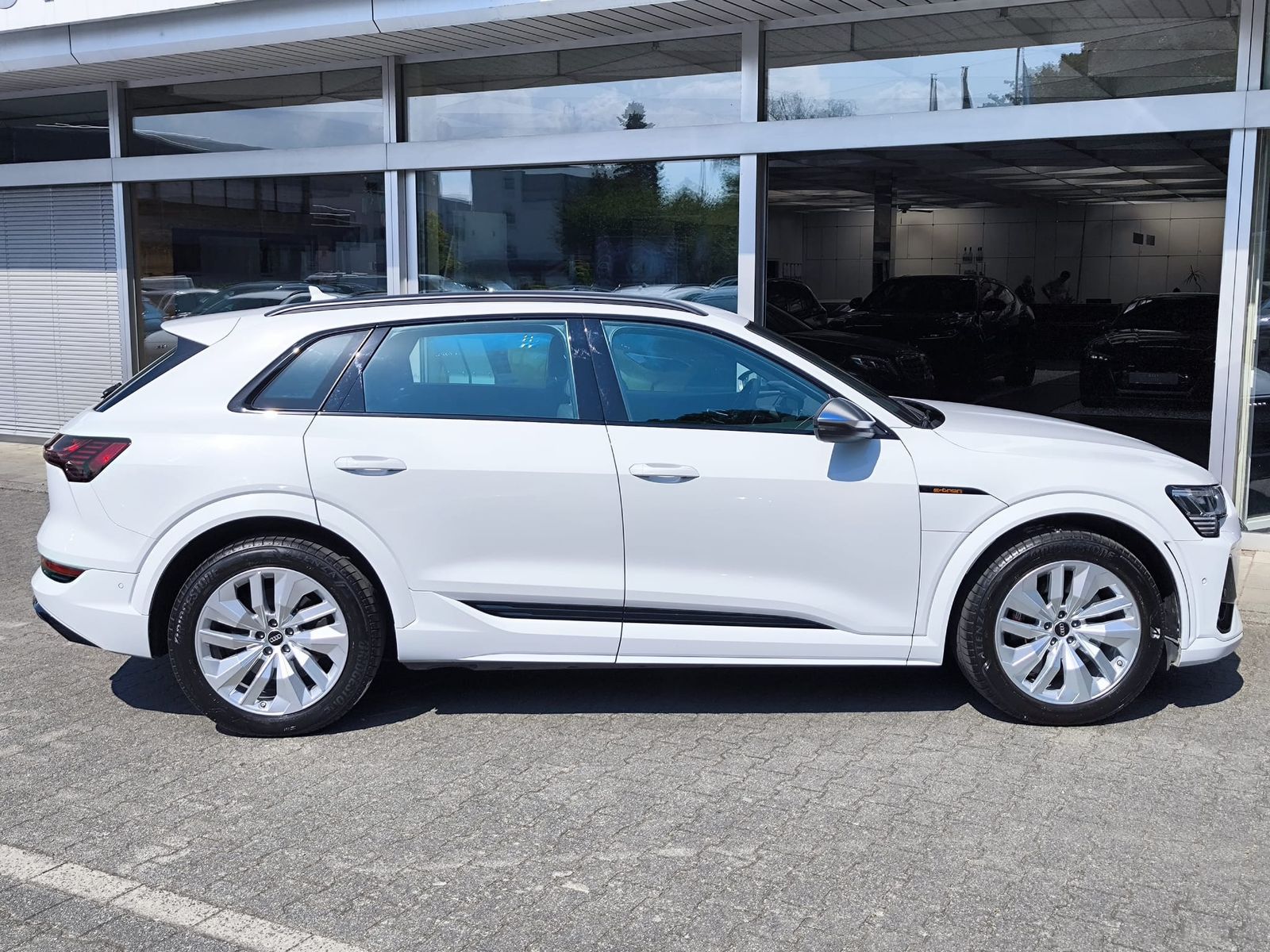Fahrzeugabbildung Audi e-tron S LINE BLACK EDITION LED+SHZ+KAM+B&O+ACC+