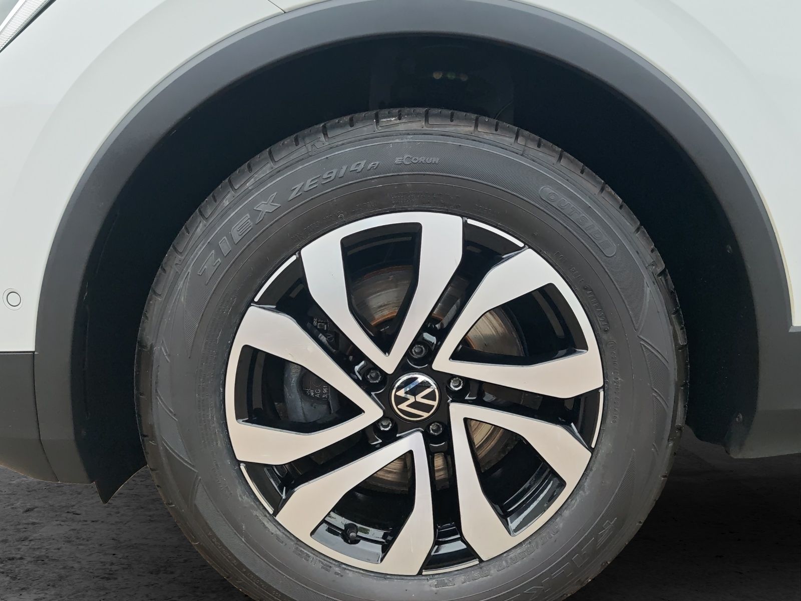Fahrzeugabbildung Volkswagen Tiguan TDI Active DSG LED Navi ACC PDC SHZ