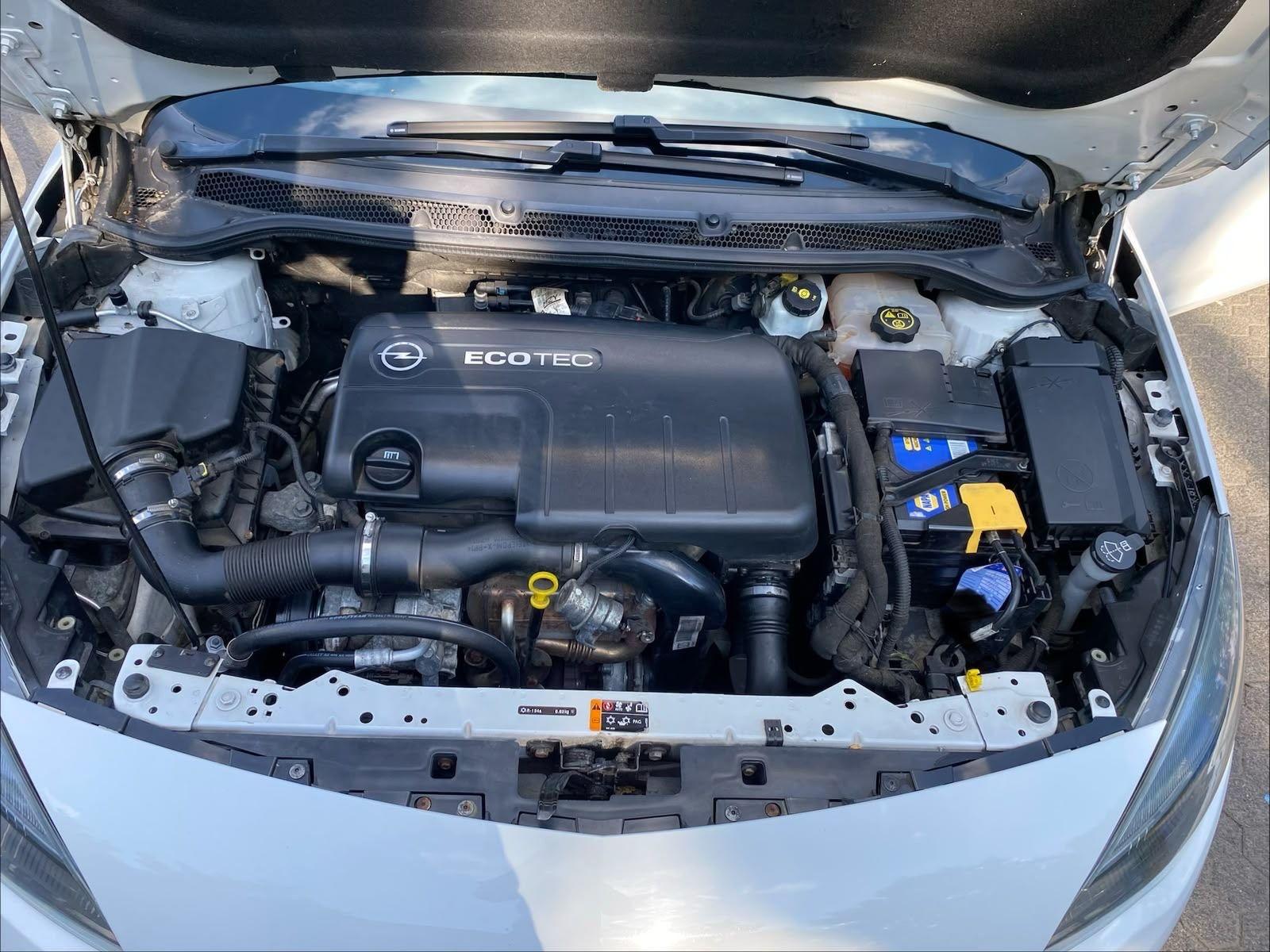 Opel Astra 2014 — вигляд ззаду