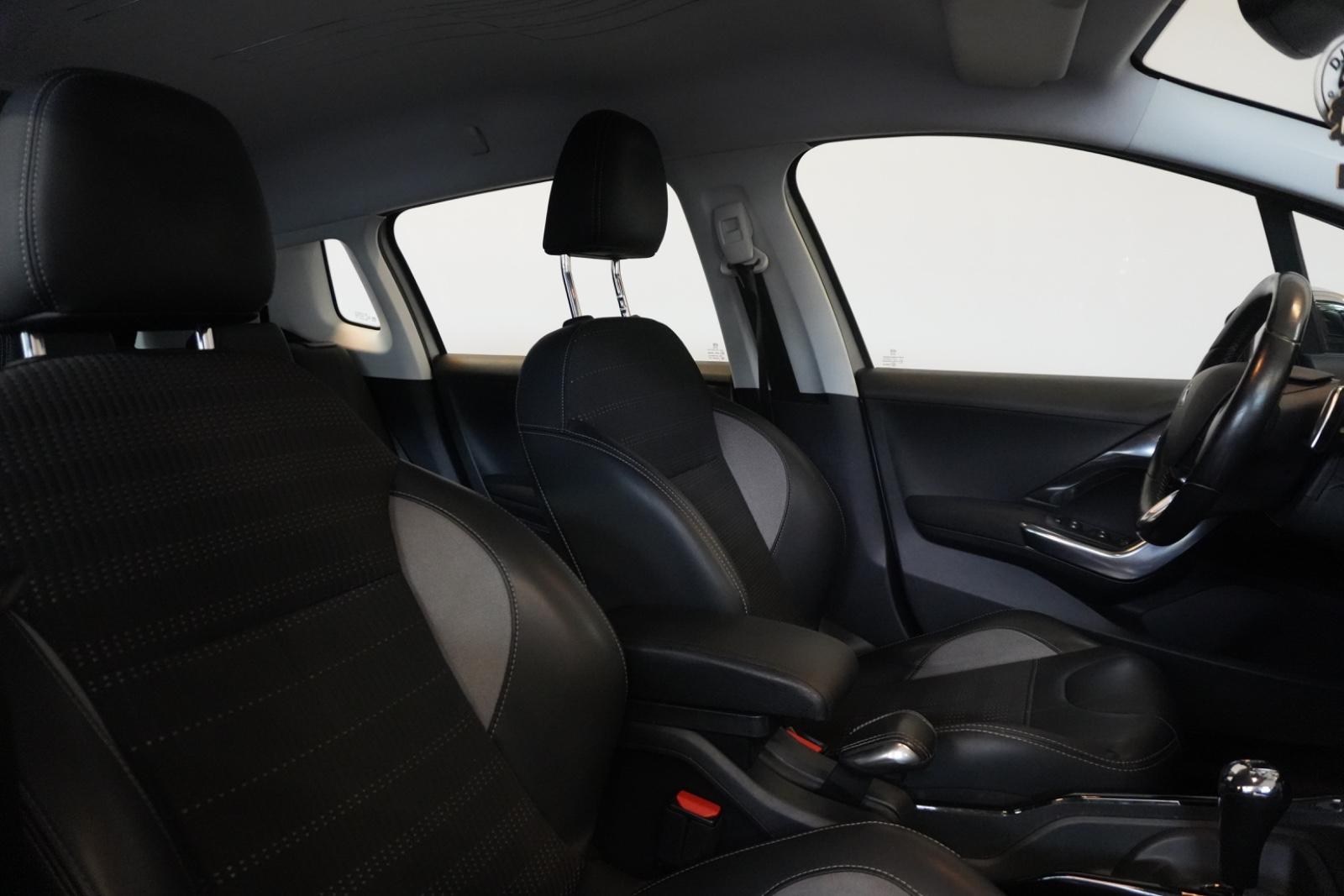 Peugeot 2008 1.2 VTi Allure Automatik PDC AHK