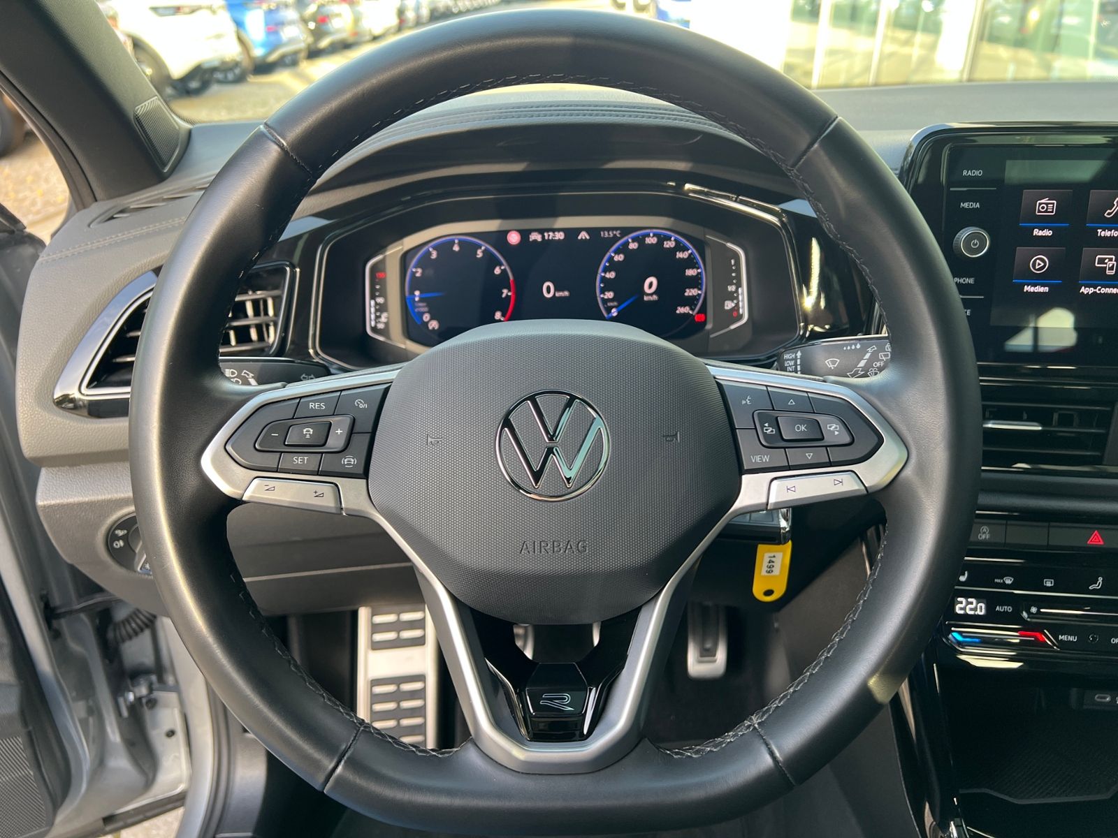 Fahrzeugabbildung Volkswagen T-Roc 1.0 TSI R-Line *AHK, LED-Plus, ACC, Panora