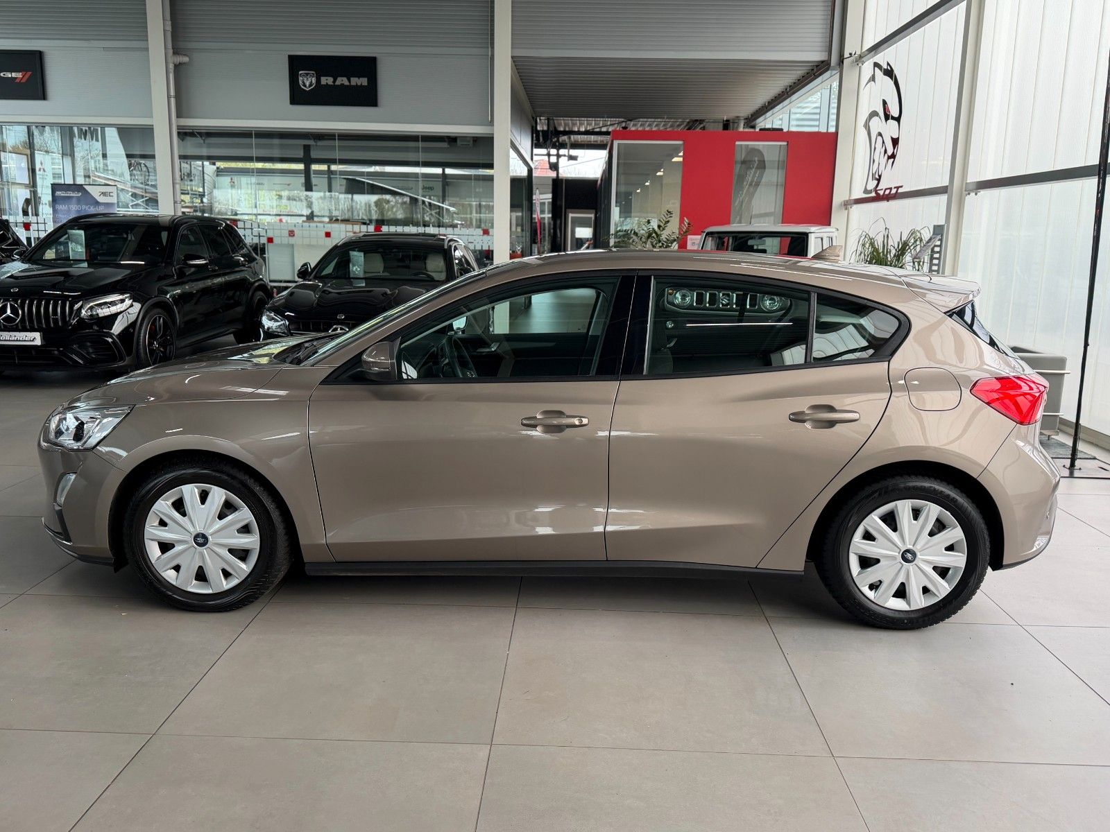 Fahrzeugabbildung Ford Focus Limousine 1.0 Trend  "Winter-Paket  Klima"