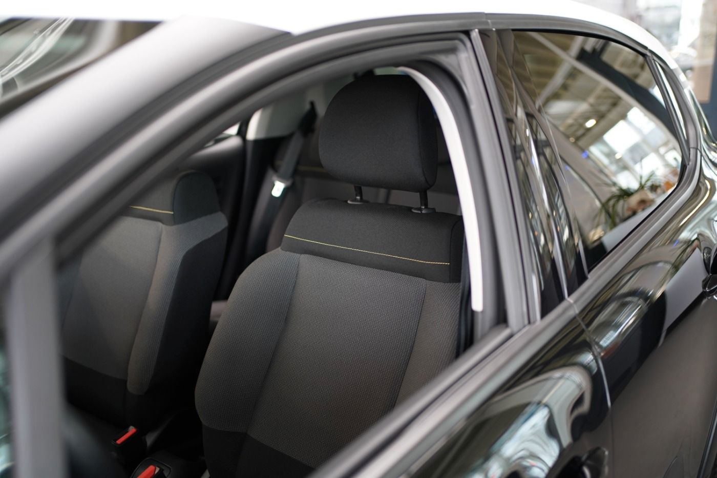 Fahrzeugabbildung Citroën C3 PureTech 110 EAT6 Shine Automatik Sitzheizung